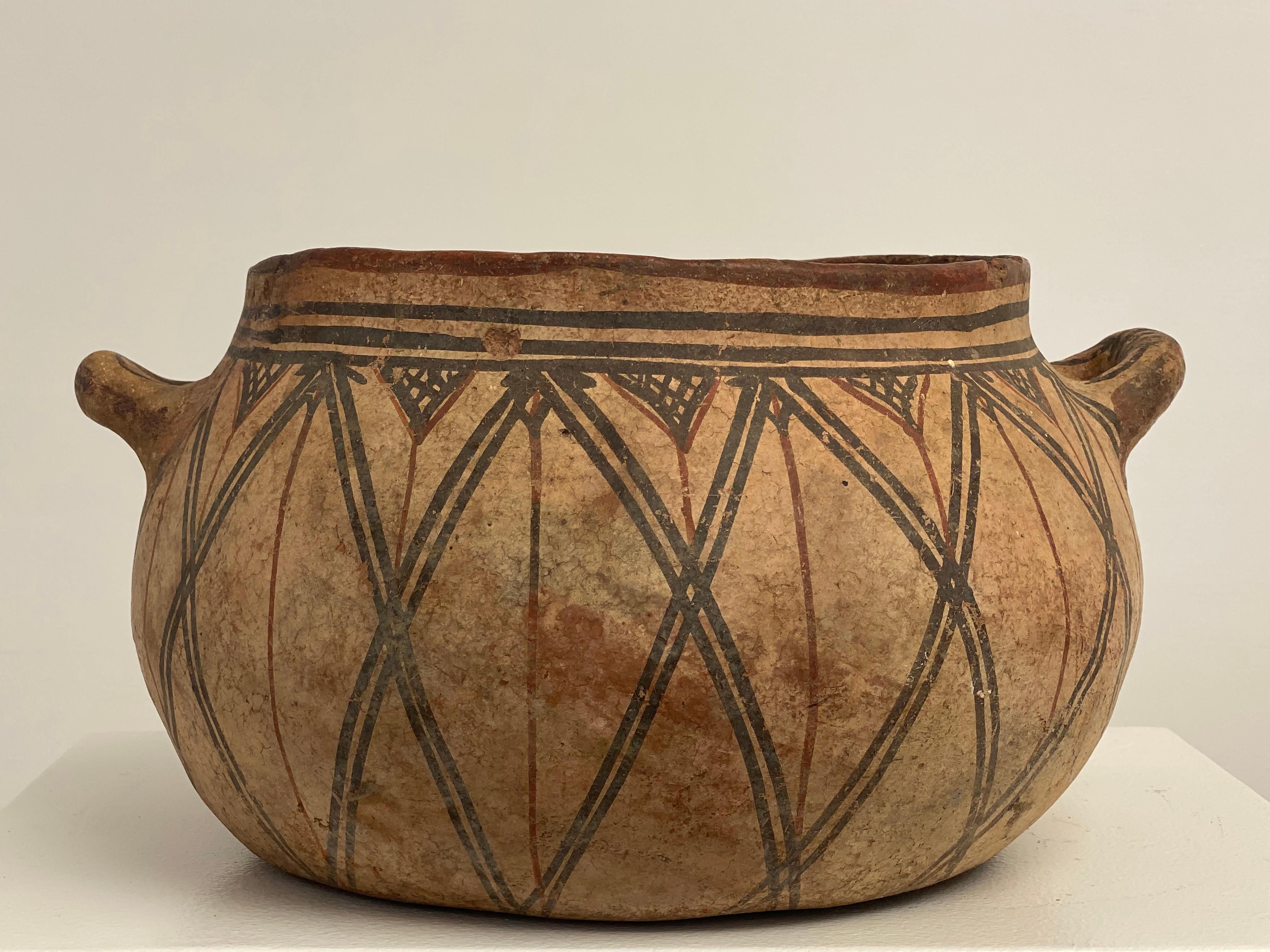 Belle marmite berbère antique avec 2 poignées du Sud du Maroc,
à partir d'environ 1920,
très belles décorations géométriques en brun et noir,
La bonne vieille patine et l'éclat de la terre cuite,
objet élégant et très décoratif