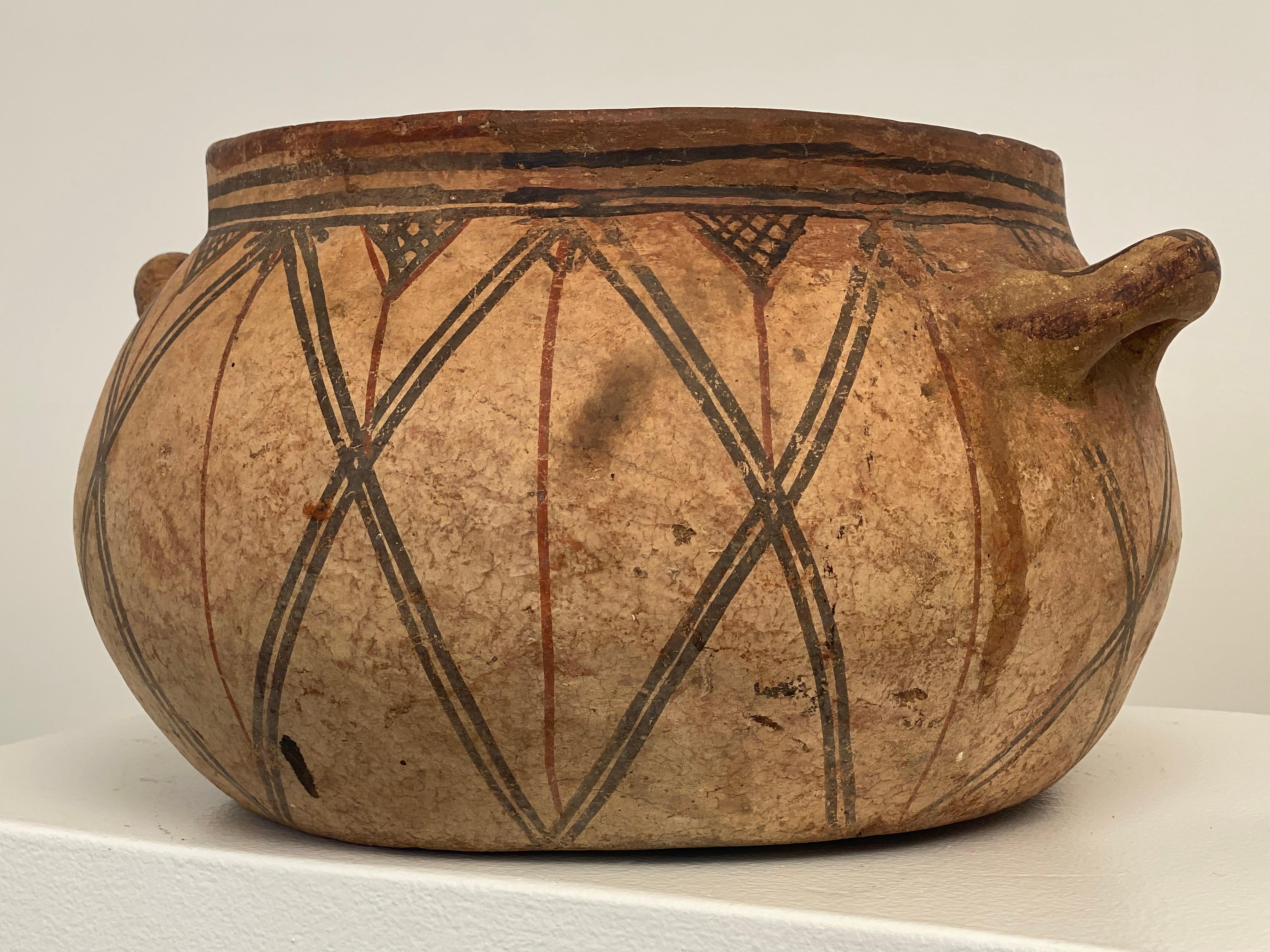 20ième siècle Pot berbère antique en terre cuite du Maroc