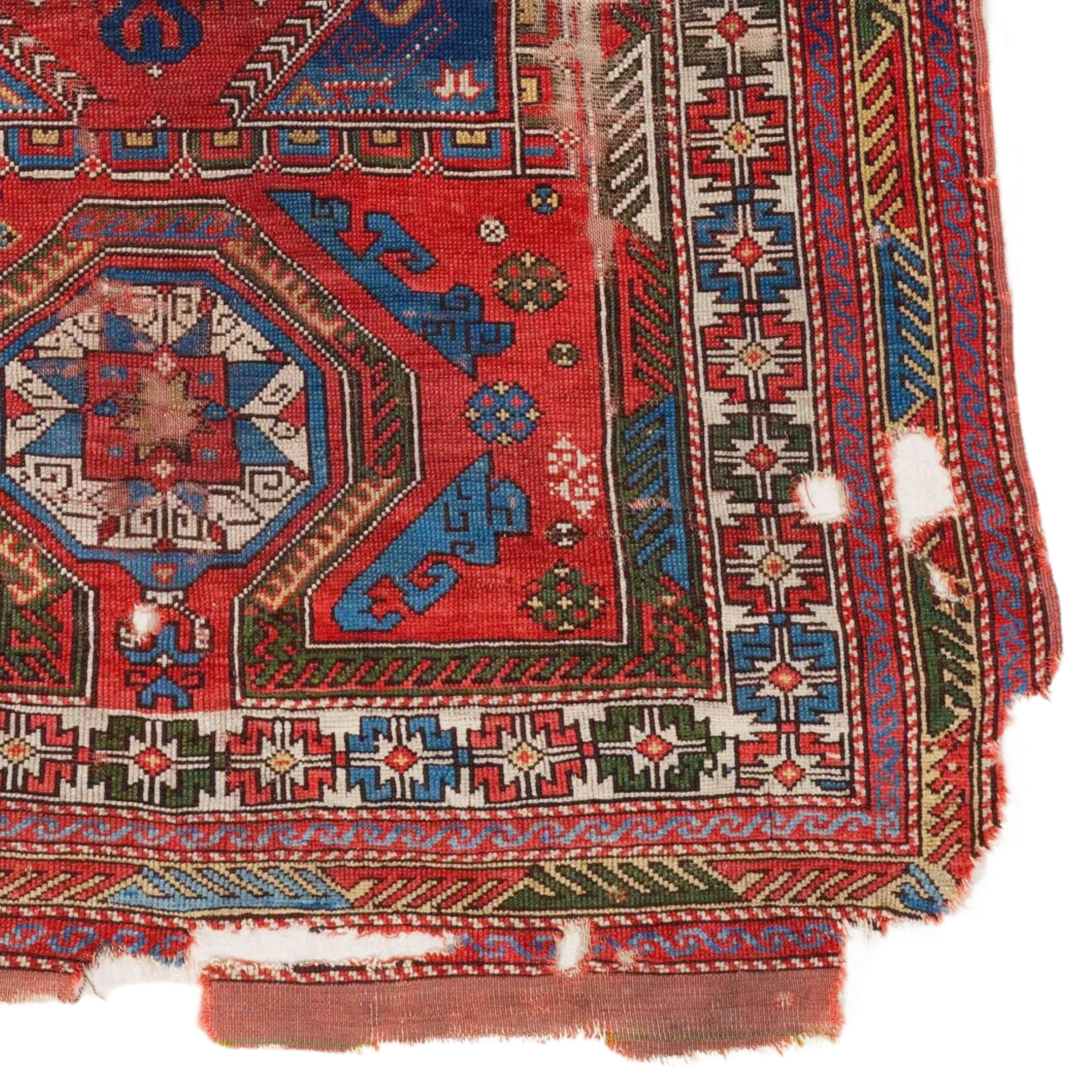 Antique Bergama Fragment - Early 18th Century Anatolian Bergama Rug Fragment In Good Condition For Sale In Sultanahmet, 34