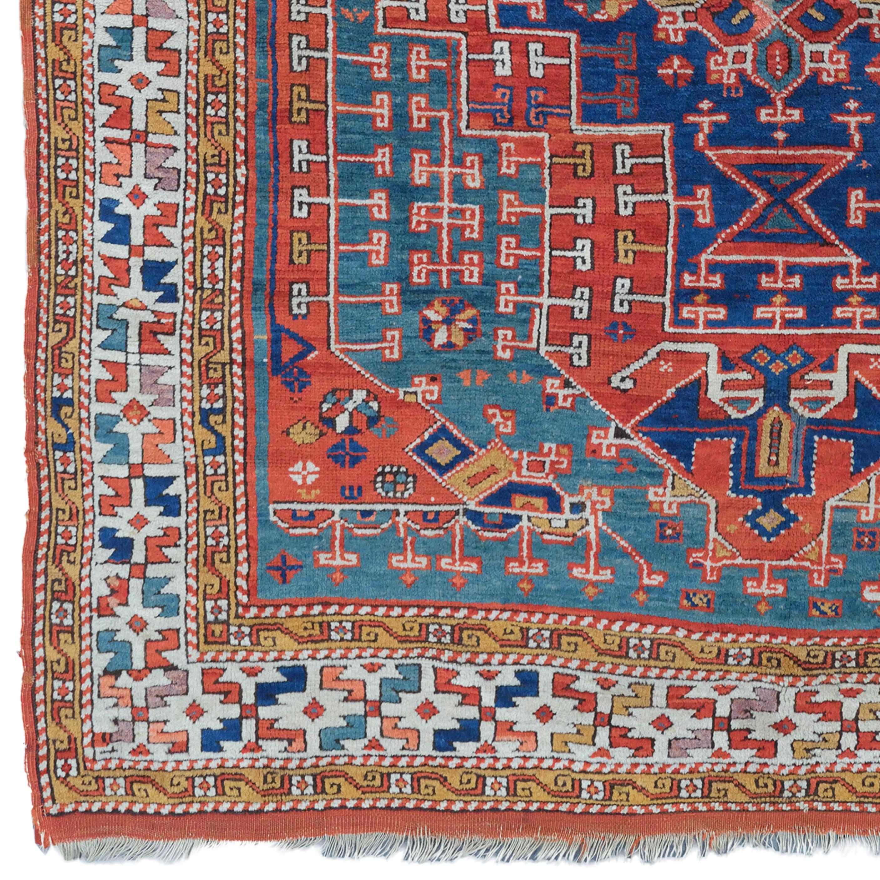 This antique Bergama carpet dates from the 1850s and attracts attention with its rich history and handcraftsmanship. The large geometric patterns in the center of the carpet stand out with the harmonious use of blue and red colors. On the edge