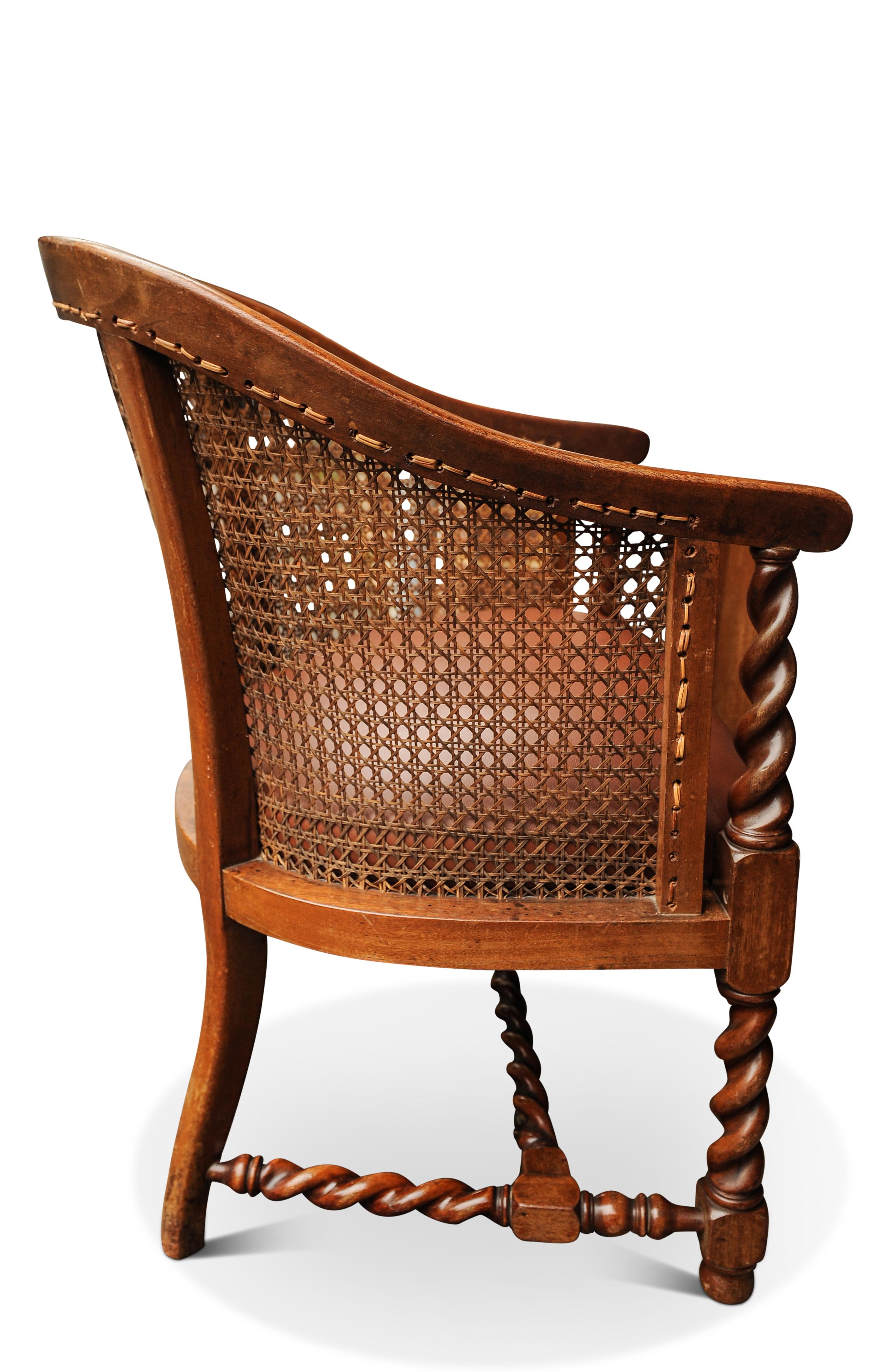 Vannerie Bergère fauteuil de bibliothèque d'antiquités Barley Twist avec assise en cuir brun  en vente