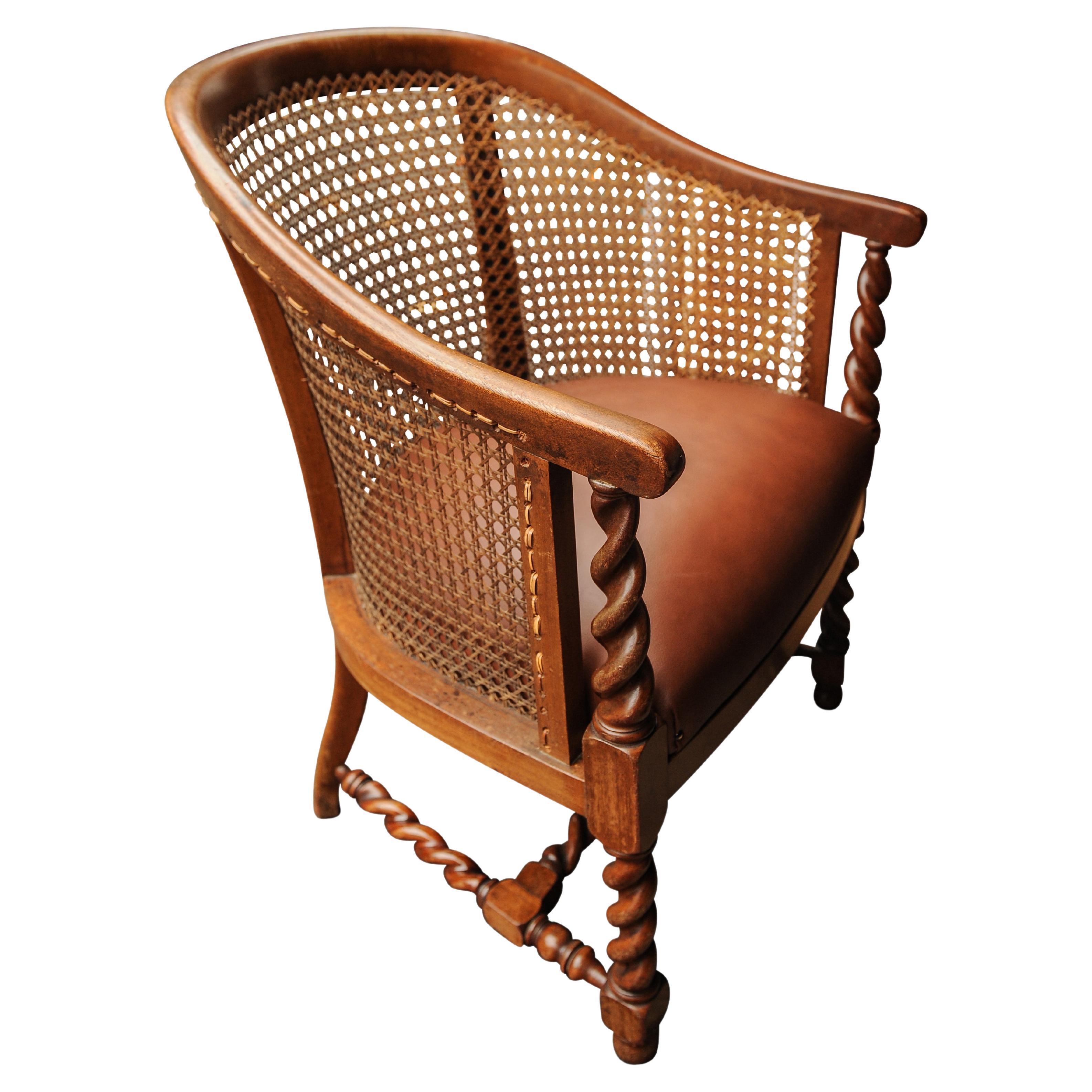 Fauteuil de bibliothèque bergère antique avec forme de torsion d'orge et siège tapissé de cuir brun - 1800s

L'une des techniques d'ameublement les plus populaires est un type de tournage du bois qui est apparu en Angleterre et en France dans les