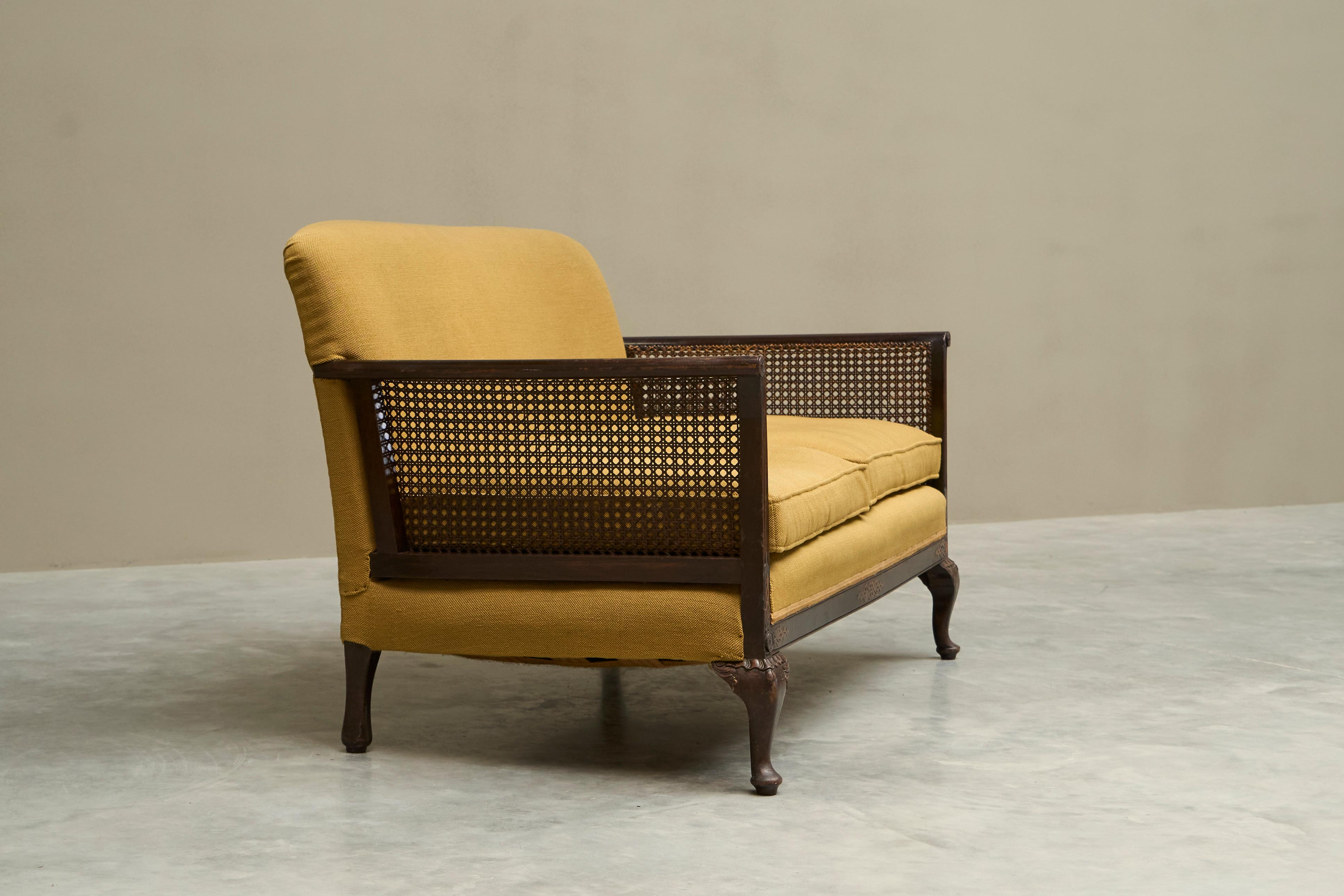 Canapé ancien de style Bergère en bois, canne et tissu jaune ocre en vente 3