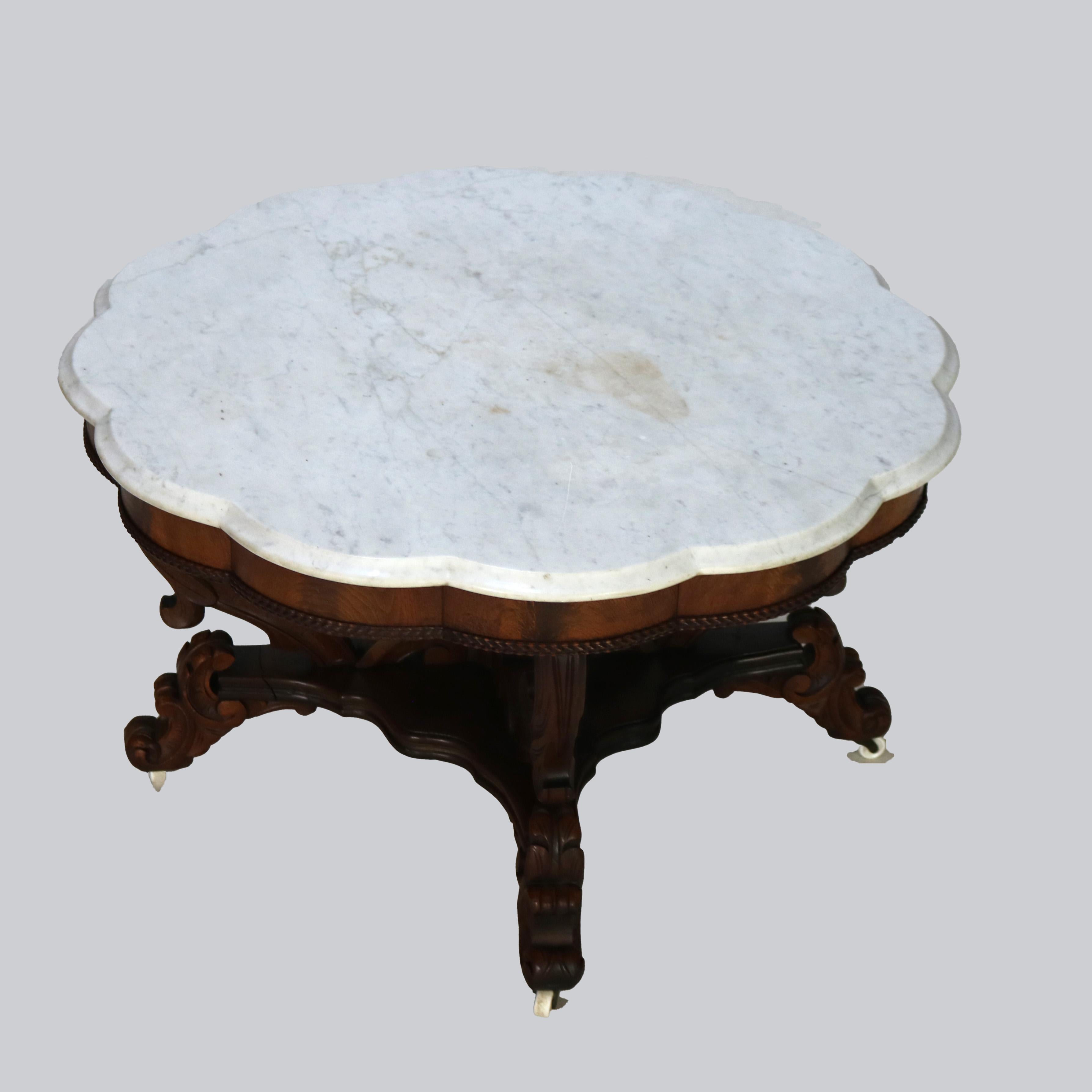 Ancienne table basse victorienne à plateau de marbre festonné en acajou sculpté et bois de rose Berkey and Gay School 19ème siècle.
Dimensions - 20.75 