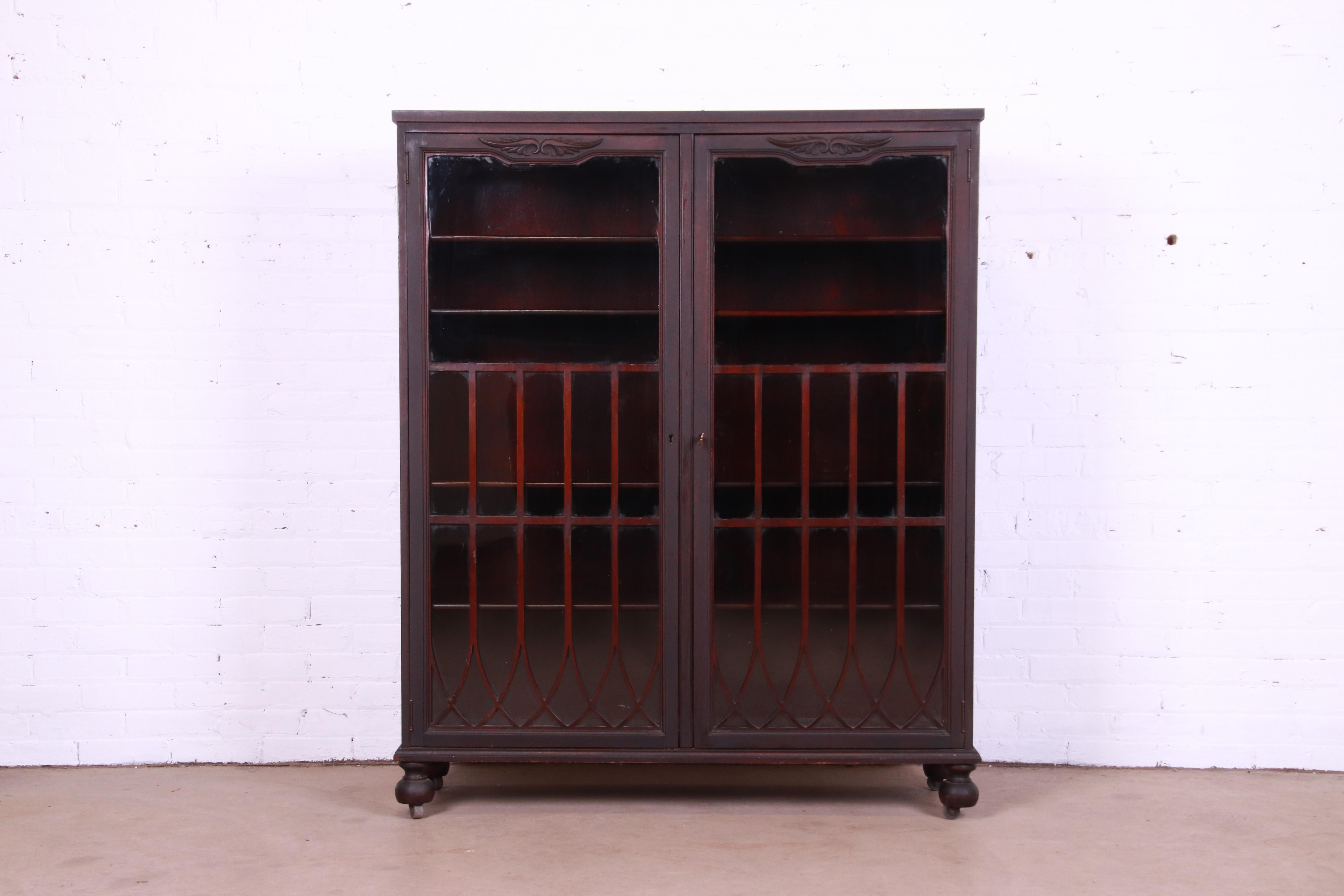 A gorgeous antique Arts & Crafts double bookcase

By Berkey & Gay

USA, Circa 1900

Carved mahogany, with mullioned glass front doors.

Measures: 48