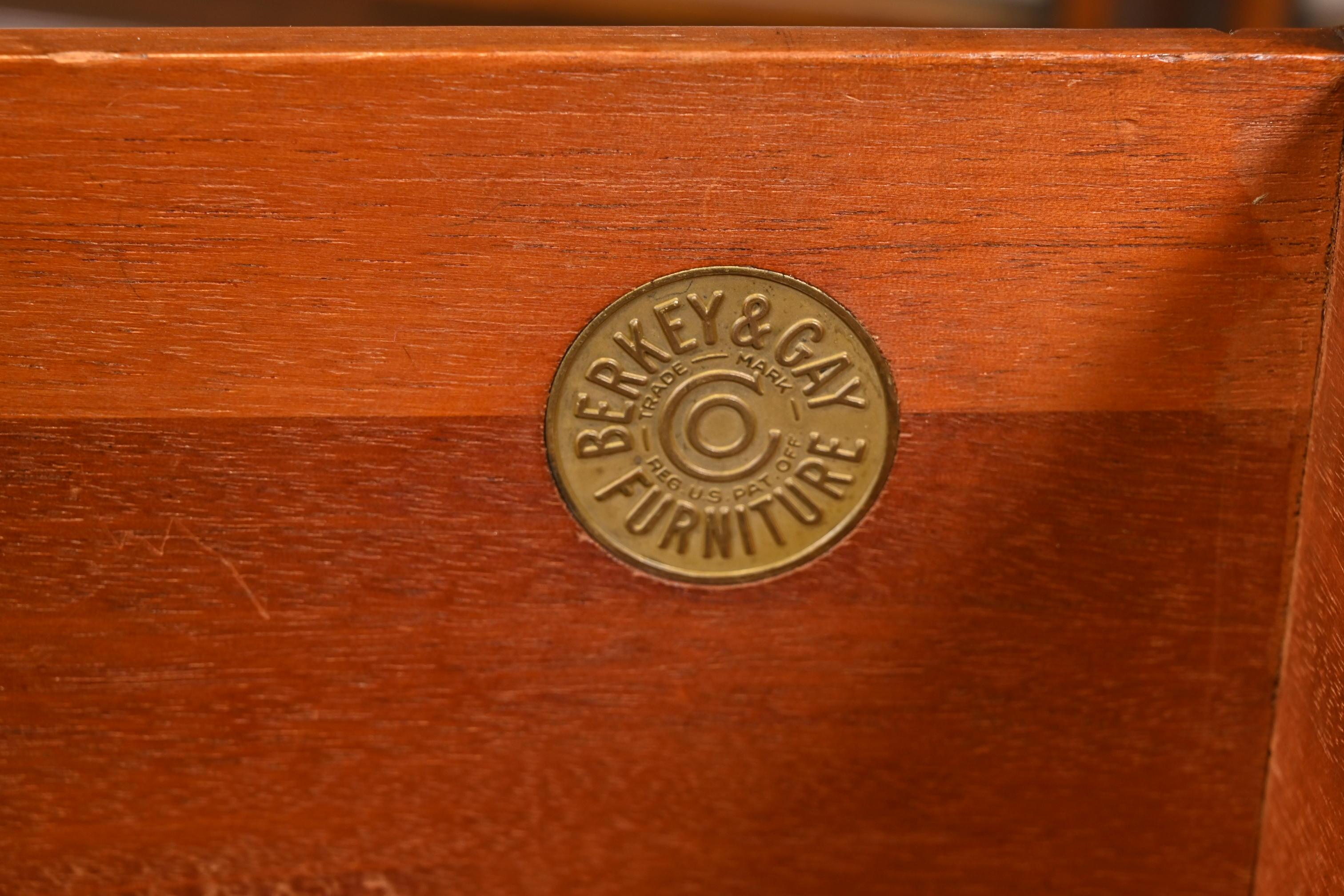 Antikes englisches Jacobean-Sideboard aus geschnitztem Nussbaum und Wurzelholz von Berkey & Gay im Angebot 6