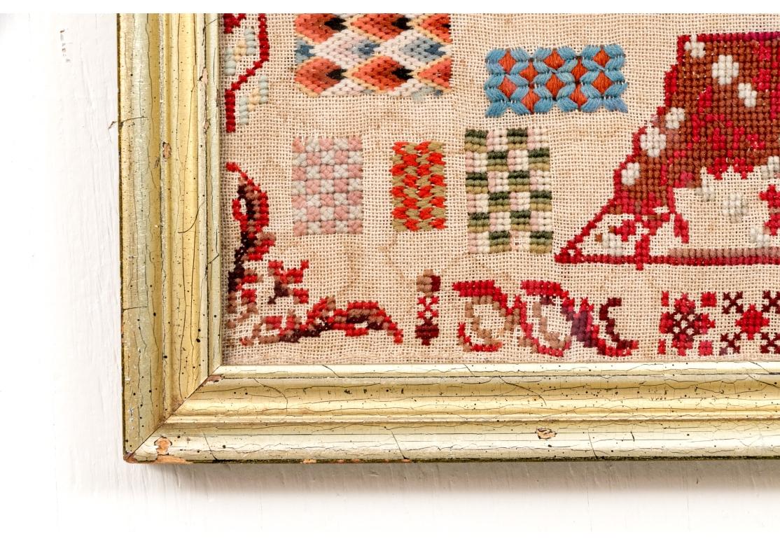 Un antiguo muestrario de punto de aguja con muestras de motivos de encaje, florales, aves y geométricos.
Presentado en un marco metálico dorado y esmaltado.
Inscripción en el verso realizada por Elisa Volkert.
Dimensiones: 
Marco: 22 3/4