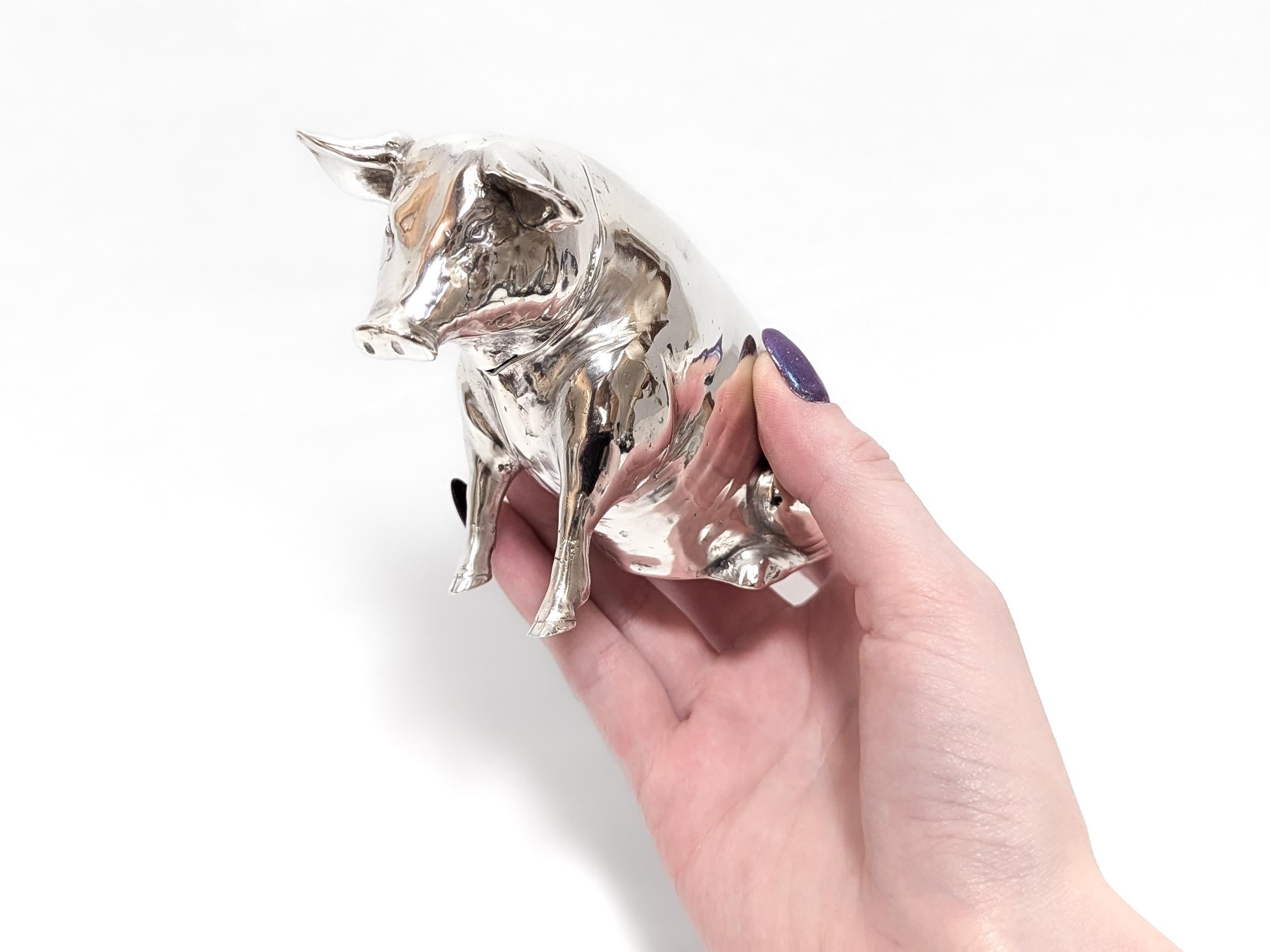 Un'antica e raffinata scatola d'argento figurata o porta tè inglese.

In argento sterling.

Prodotto da Neresheimer e importato in Inghilterra da Berthold Muller.

(Berthold Muller & Son era un'importante casa inglese che importava e vendeva argento