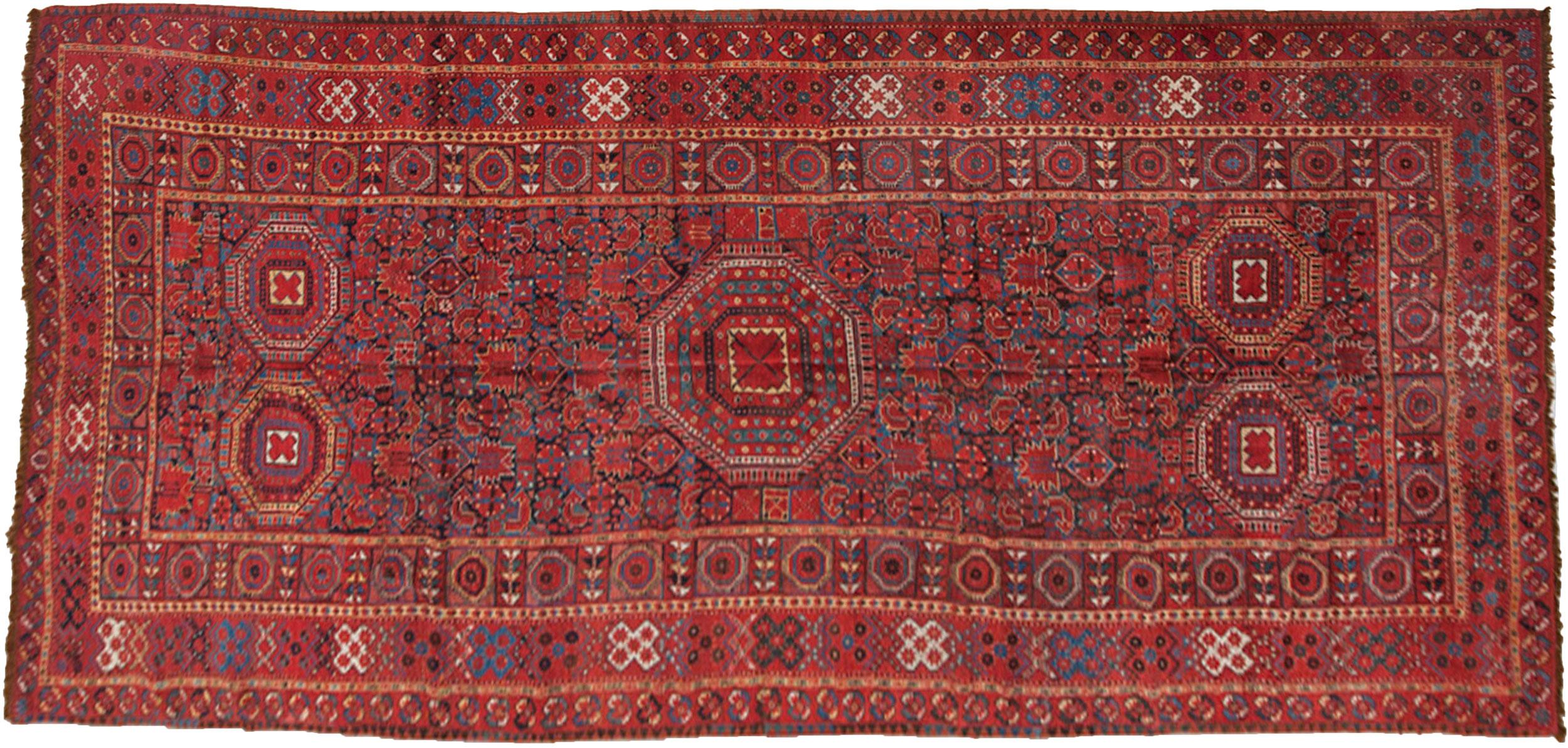 Beeindruckender antiker Beshir-Teppich. Dieser Teppich greift viele Motive auf, die schon seit Generationen im Repertoire der turkmenischen Webornamentik bekannt sind, lehnt sich aber stark an die perisianischen Traditionen des sesshaften