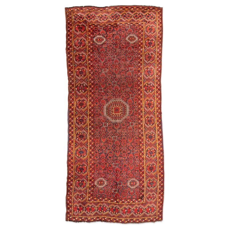 Antique Turkestan Beshir rug. Circa 1900.
- This piece is characterized by the decoration of geometric elements in green, blue, red and yellow throughout the field
- Base tones of its field in reddish.
- Very elegant and decorative piece.
- It is an