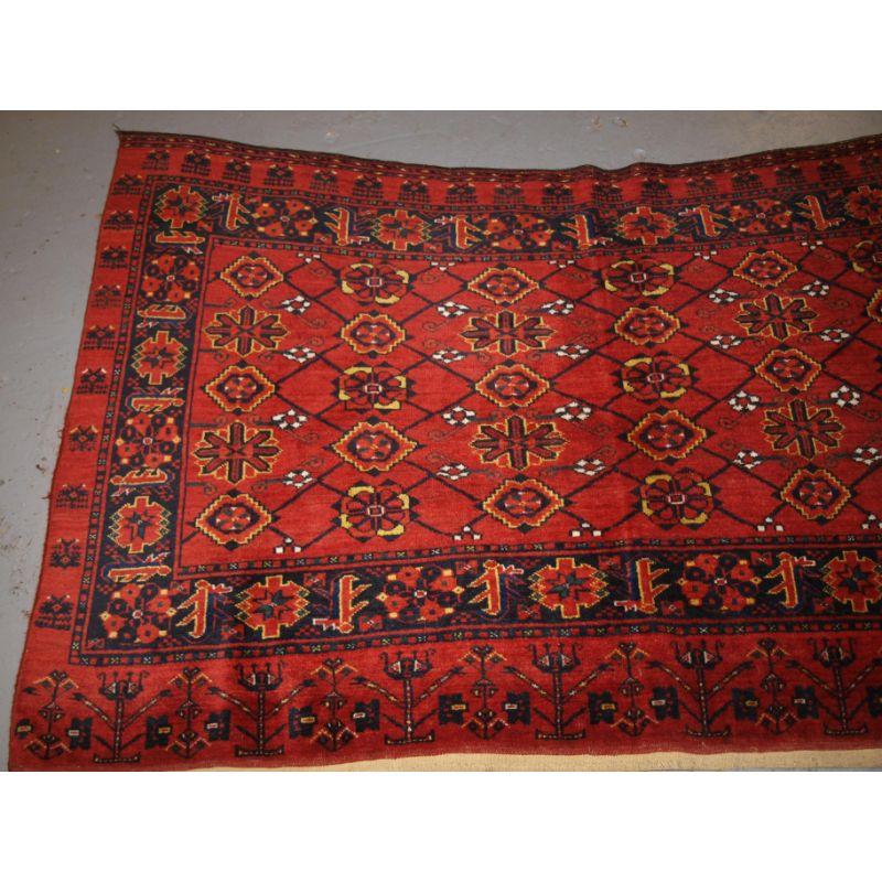 Chuval (sac à chameau) Beshir turkmène antique avec le motif Mina Khani.

Le chuval est de grande taille et sa forme lui permet de s'adapter au flanc d'un chameau. Les chuval étaient de grands sacs attachés au flanc du chameau et utilisés pour
