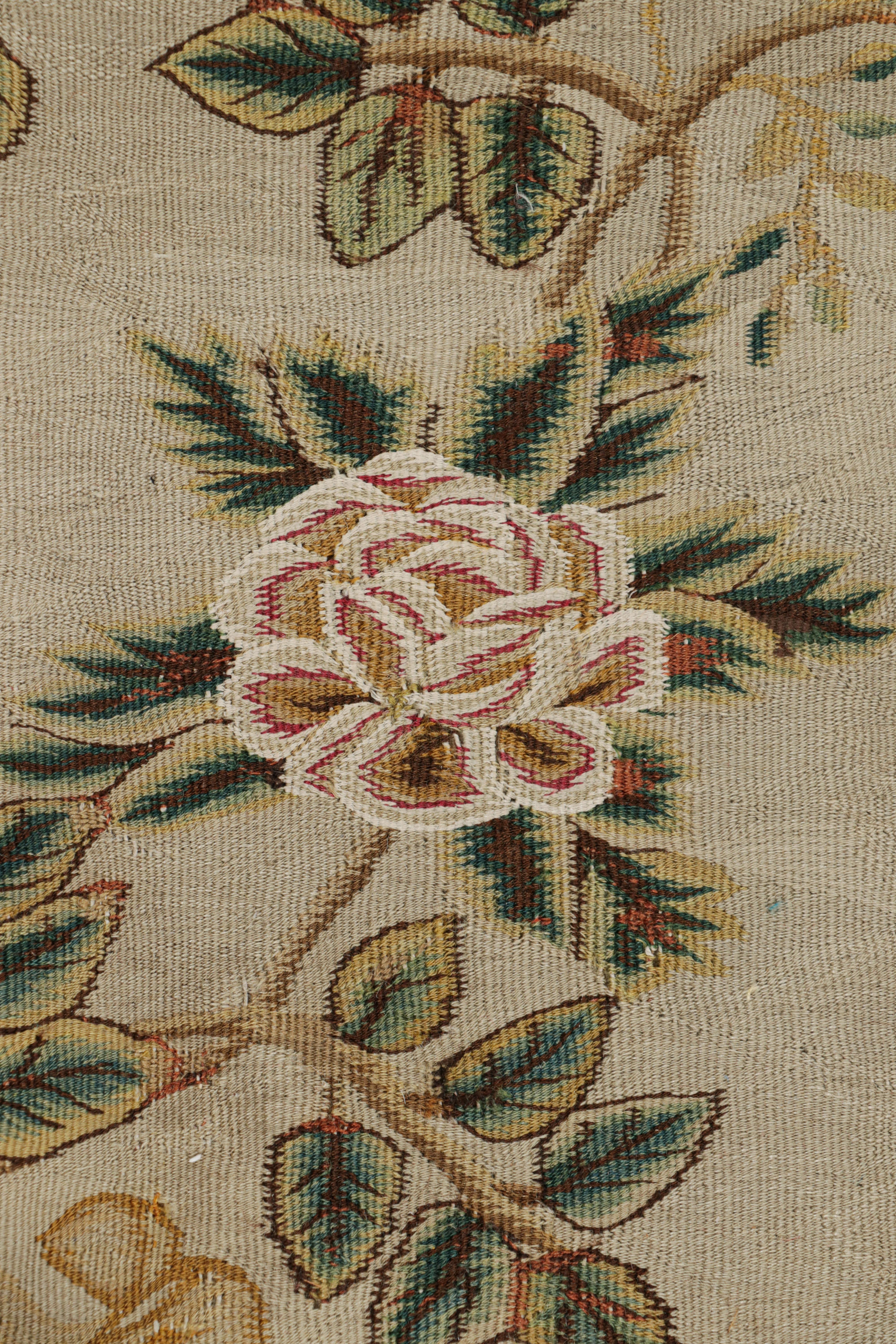 Antico tappeto Bessarabico a trama piatta con fiori e uccelli, da Rug & Kilim in vendita 1