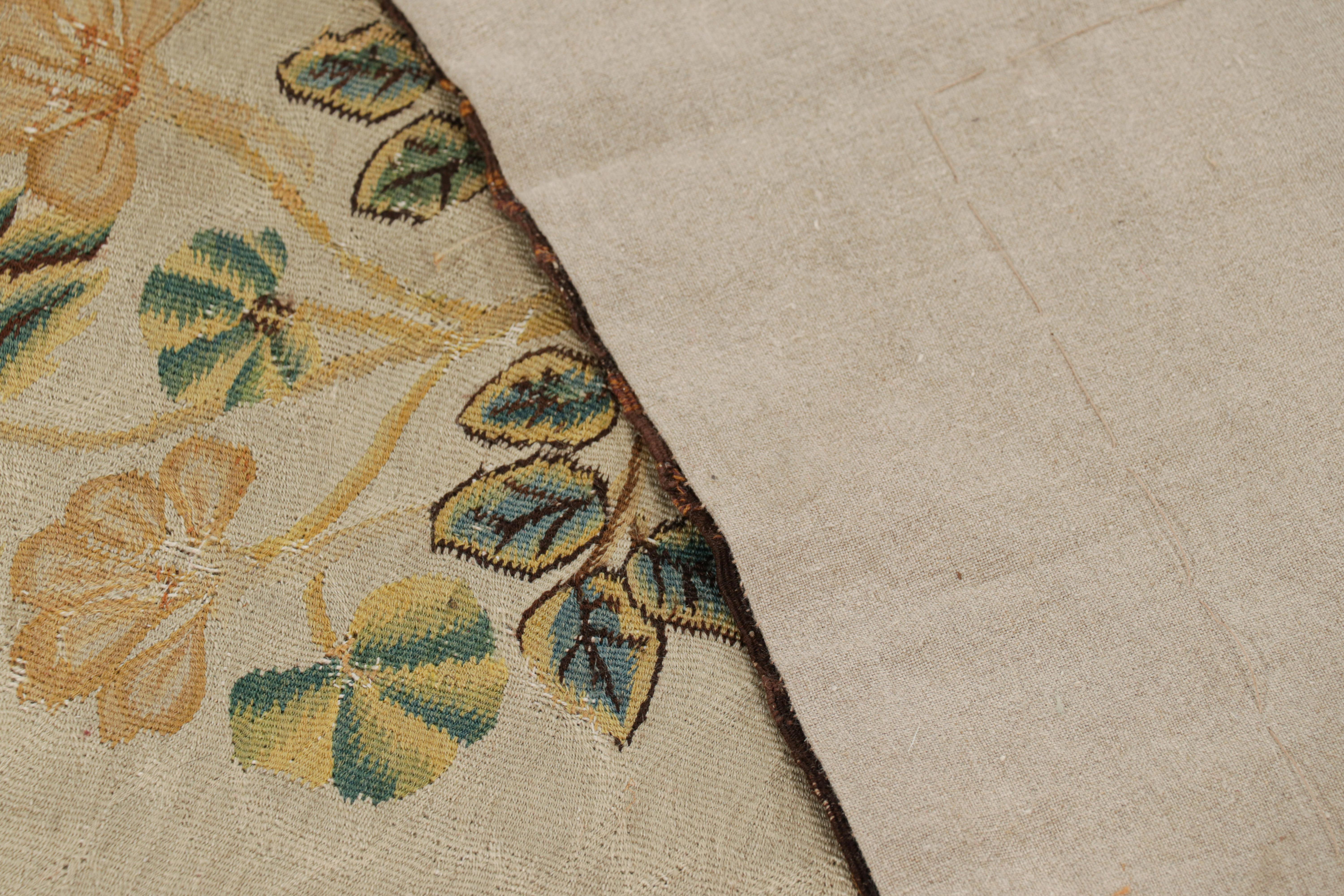 Antico tappeto Bessarabico a trama piatta con fiori e uccelli, da Rug & Kilim in vendita 2