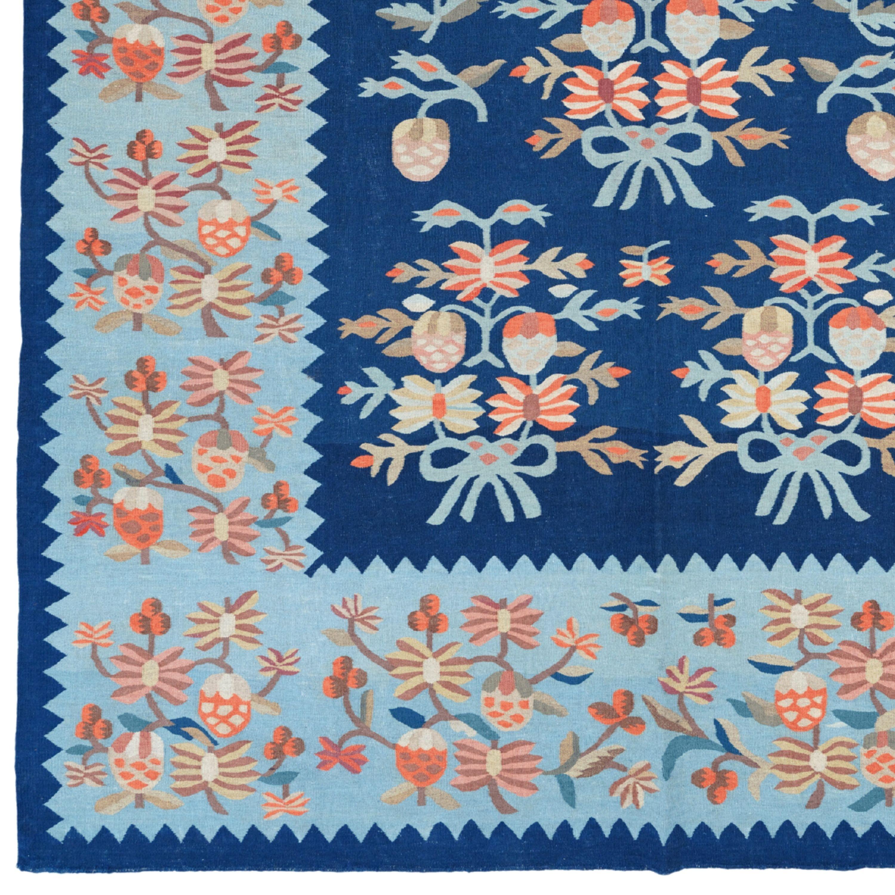 Wo Eleganz und Charme aufeinandertreffen: Antiker moldauischer Teppich aus dem 19. Jahrhundert Dieses Meisterwerk ist mit komplizierten Blumenmustern verziert, die vor einem satten blauen Hintergrund erblühen und Geschichte, Kunst und Kultur in jede