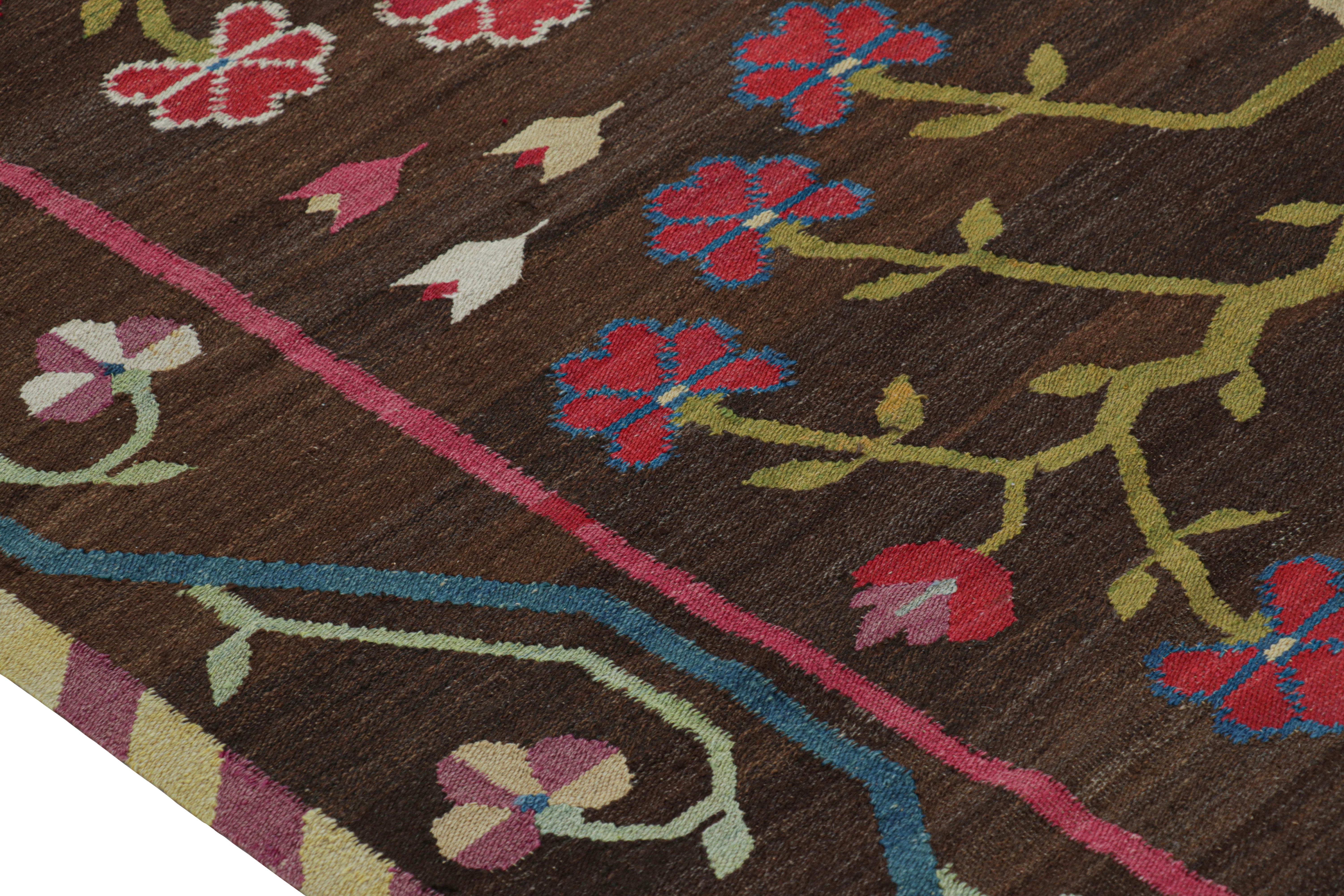 Antiker bessarabischer Kelim in Brown mit rosa Blumenmustern  Rug & Kilim (Bessarabisch) im Angebot