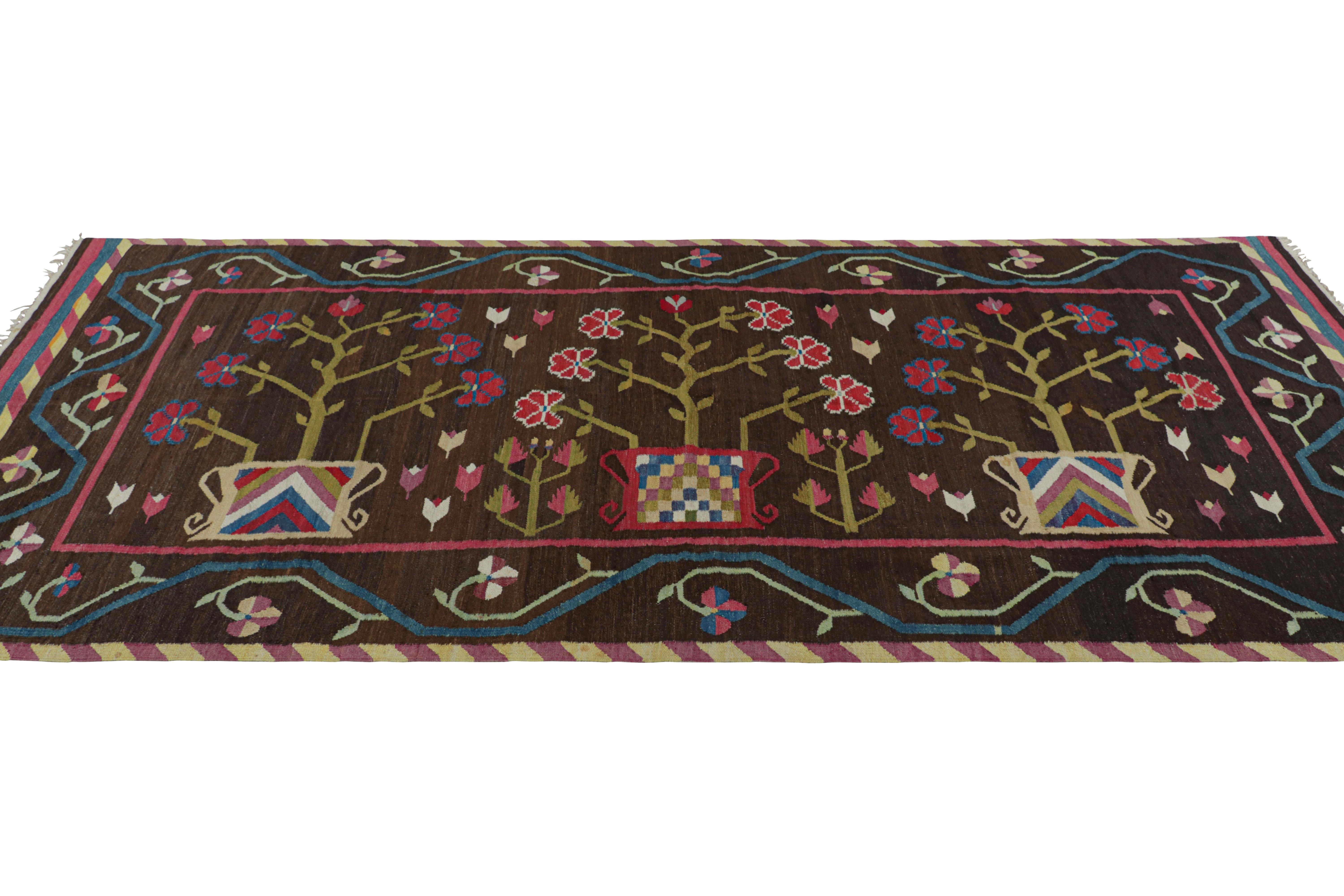 Antiker bessarabischer Kelim in Brown mit rosa Blumenmustern  Rug & Kilim (Russisch) im Angebot