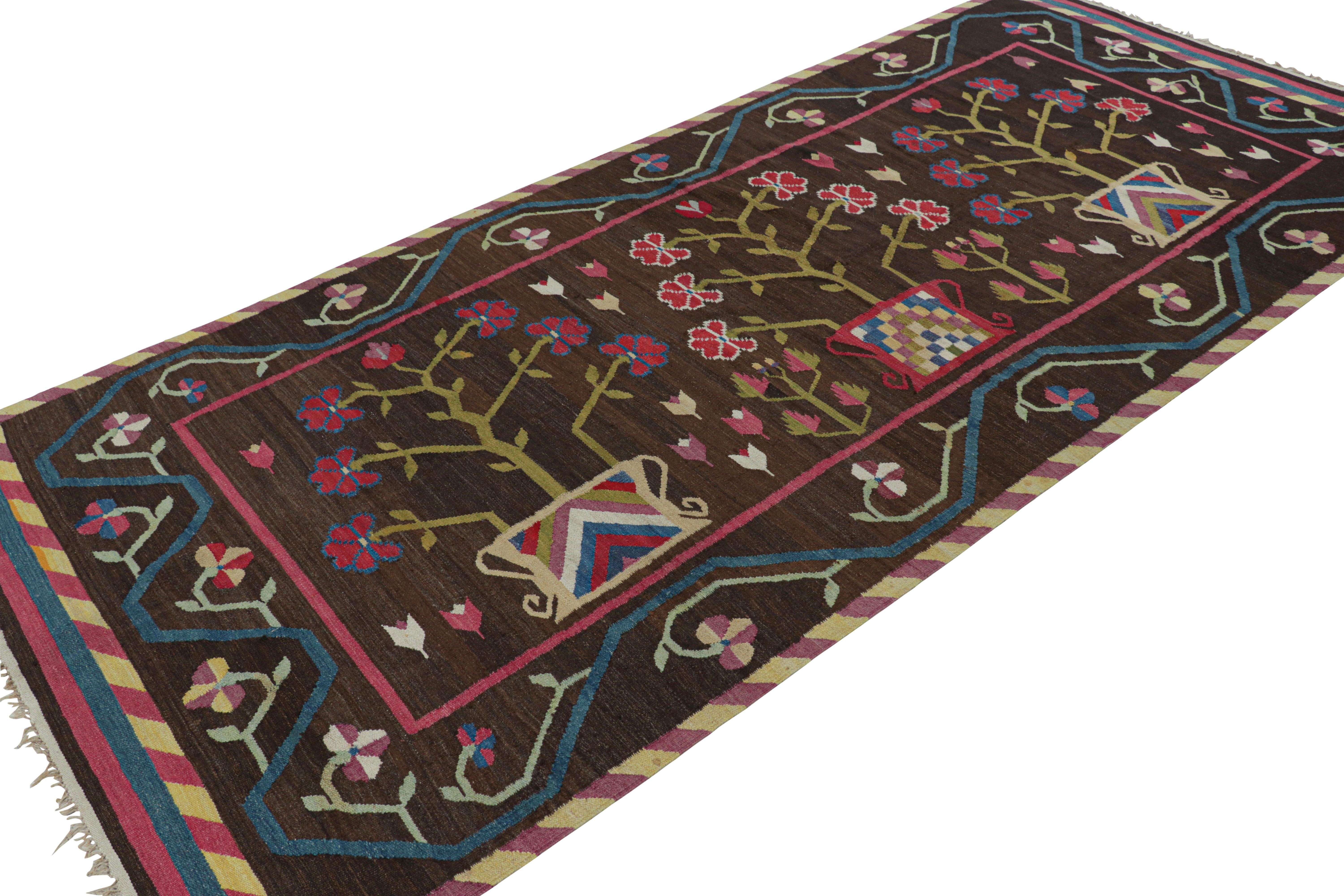 Antiker bessarabischer Kelim in Brown mit rosa Blumenmustern  Rug & Kilim (Handgeknüpft) im Angebot