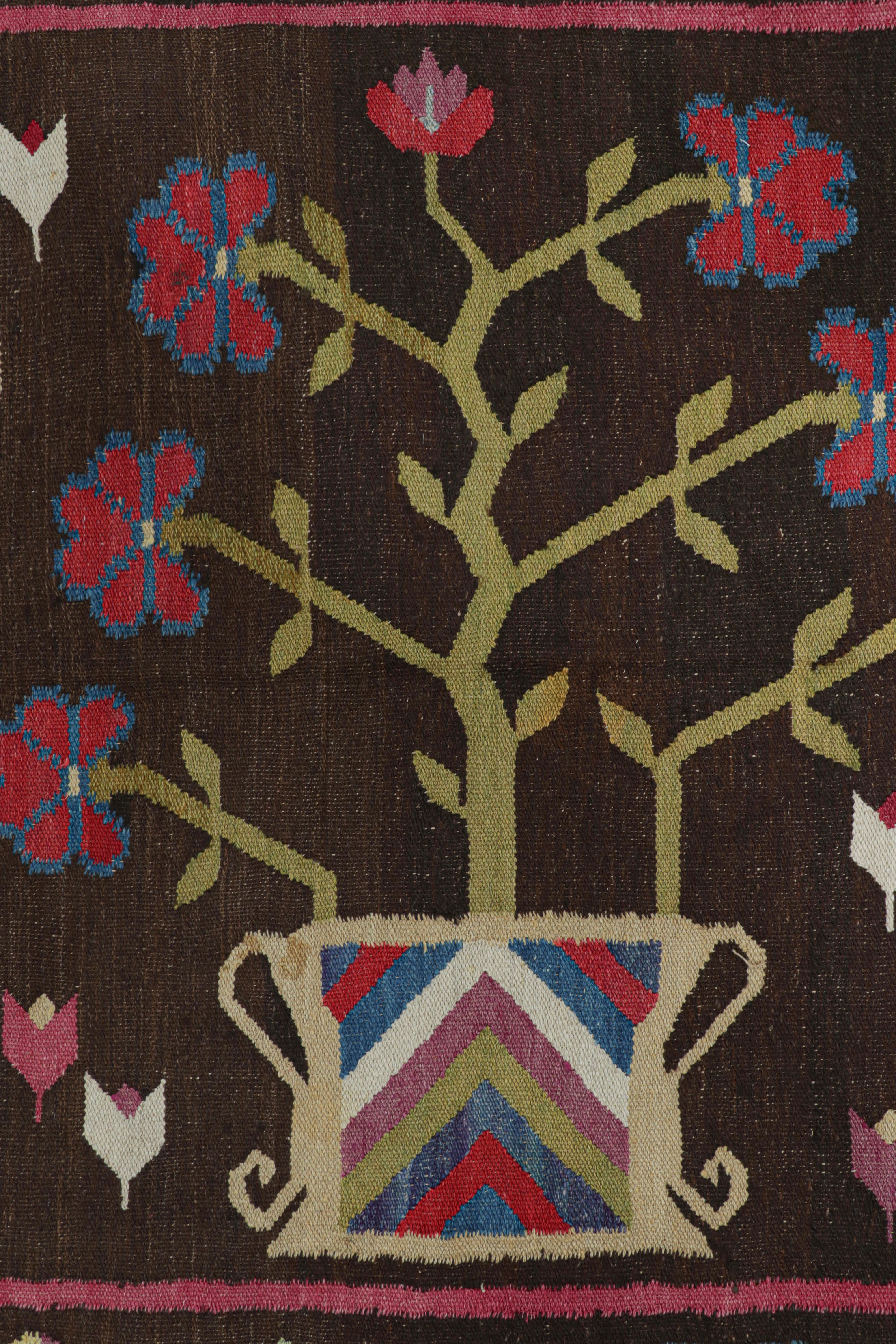 Antiker bessarabischer Kelim in Brown mit rosa Blumenmustern  Rug & Kilim im Zustand „Gut“ im Angebot in Long Island City, NY