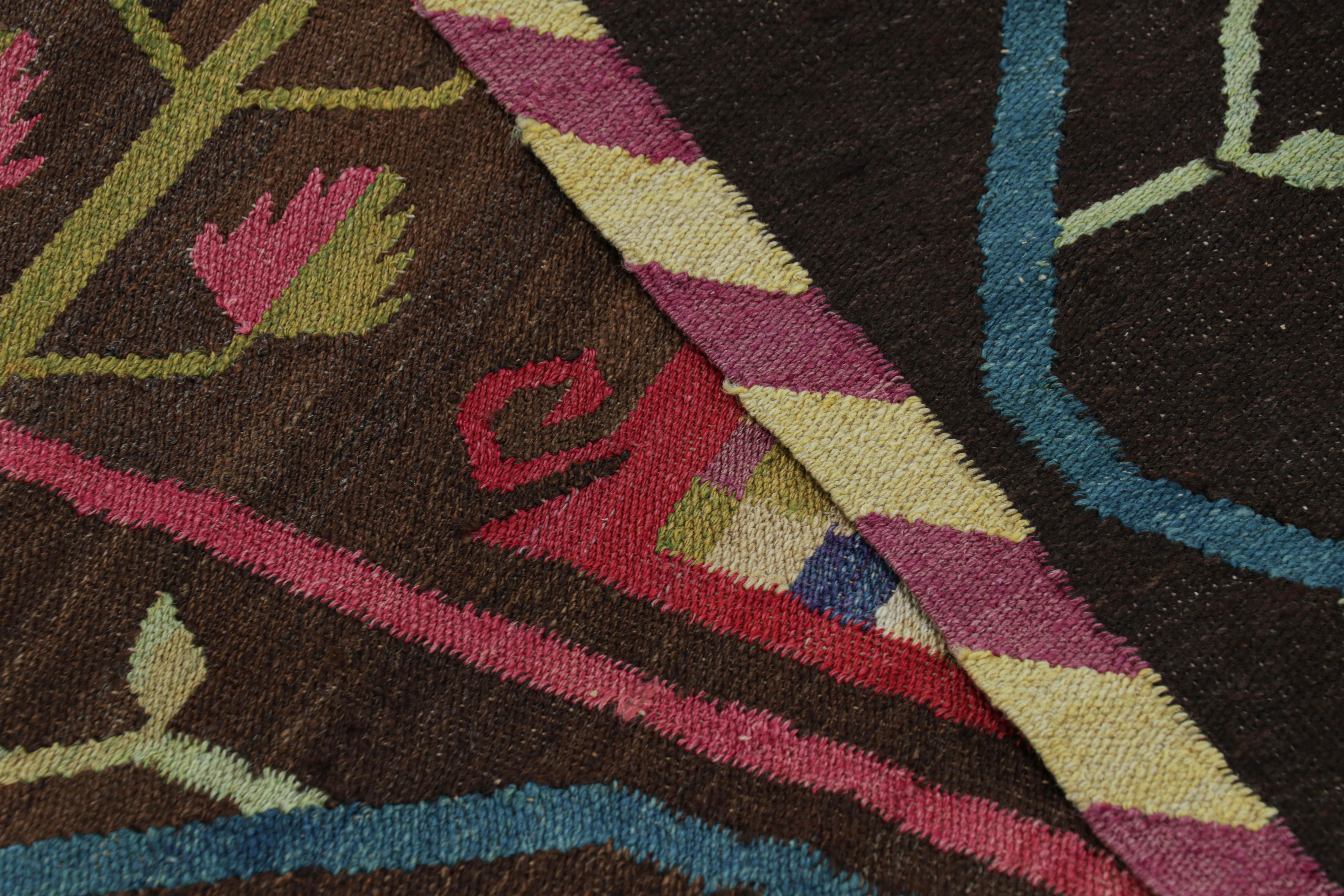 Antiker bessarabischer Kelim in Brown mit rosa Blumenmustern  Rug & Kilim (Frühes 20. Jahrhundert) im Angebot