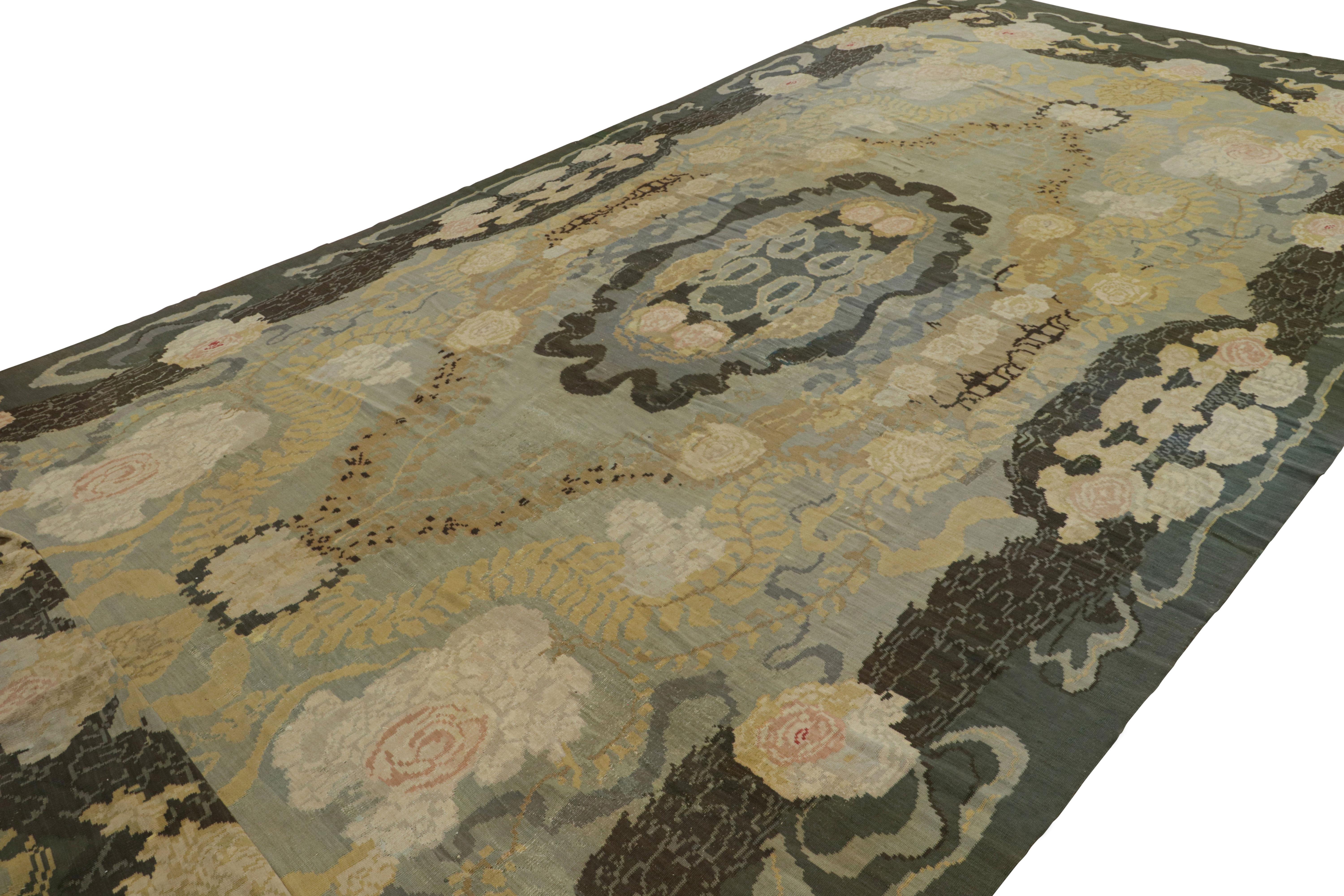 Tissé à la main en laine, vers 1900-1920, ce rare tapis kilim européen ancien est spécifiquement un tissage plat d'origine bessarabienne du début du 20e siècle, présentant des fleurs de style cartouche, des rinceaux de feuilles et de vignes en