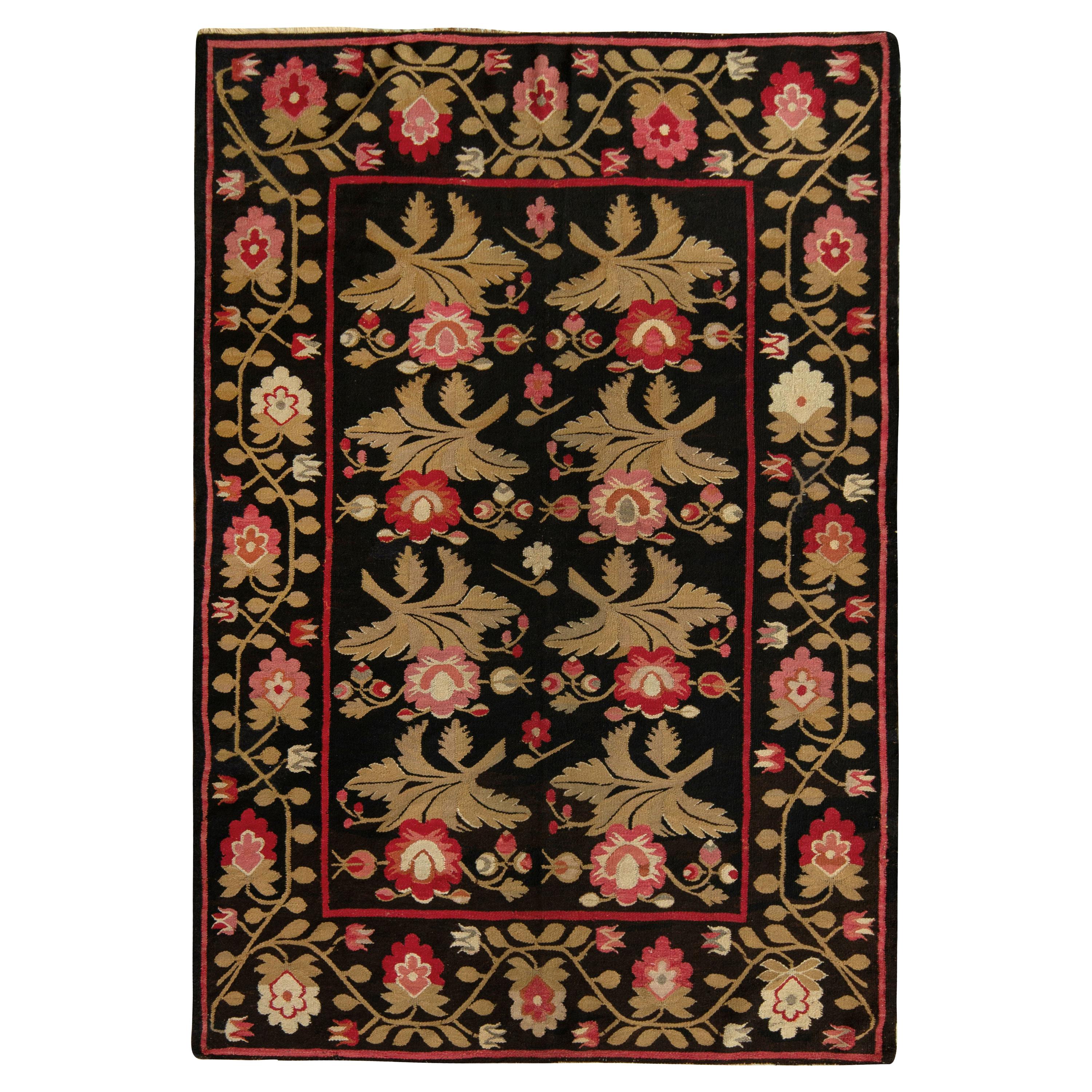 Tapis Kilim berbère ancien Bessarabian noir avec motif floral rouge par Rug & Kilim