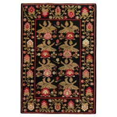 Tapis Kilim berbère ancien Bessarabian noir avec motif floral rouge par Rug & Kilim