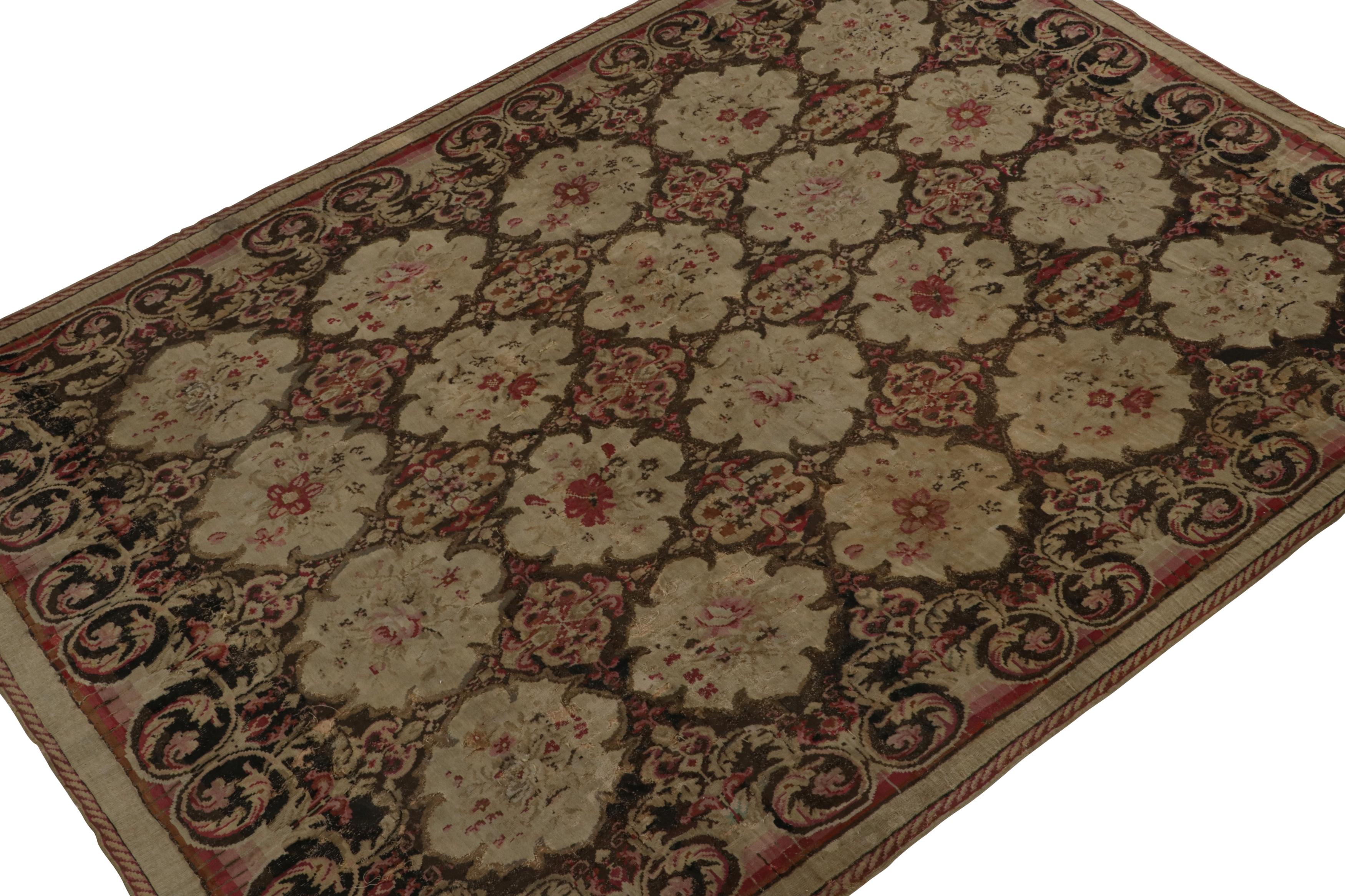 Tissé à la main en laine, ce tapis kilim antique 7x10 de Bessarabie proviendrait de la Roumanie du milieu du 19e siècle. Son design privilégie les tons bruns riches, avec des motifs floraux élaborés et des cartouches à grande échelle. 

Sur le