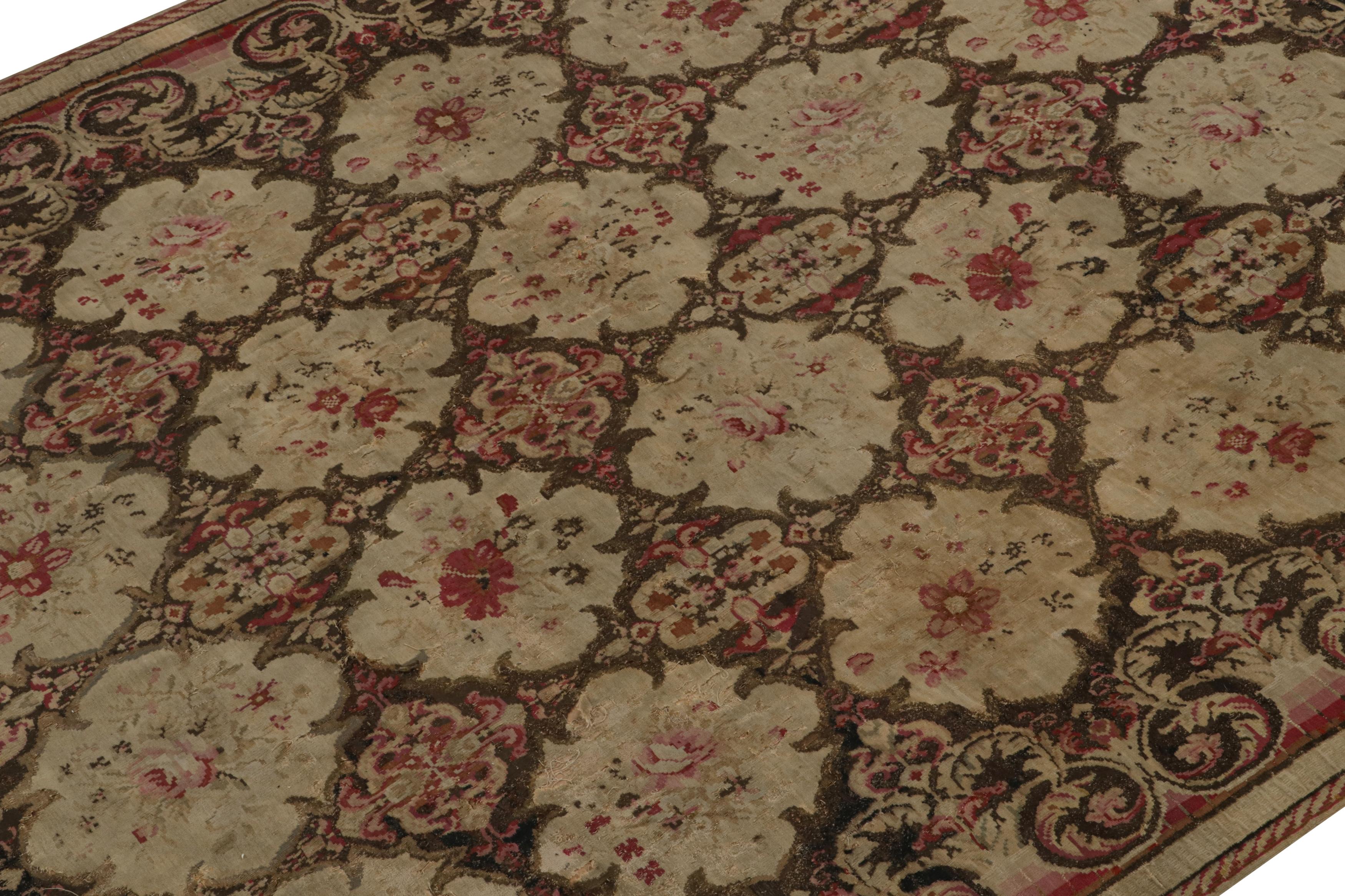 Roumain Antique tapis Kilim de Bessarabie en Brown, avec motifs floraux, de Rug & Kilim en vente