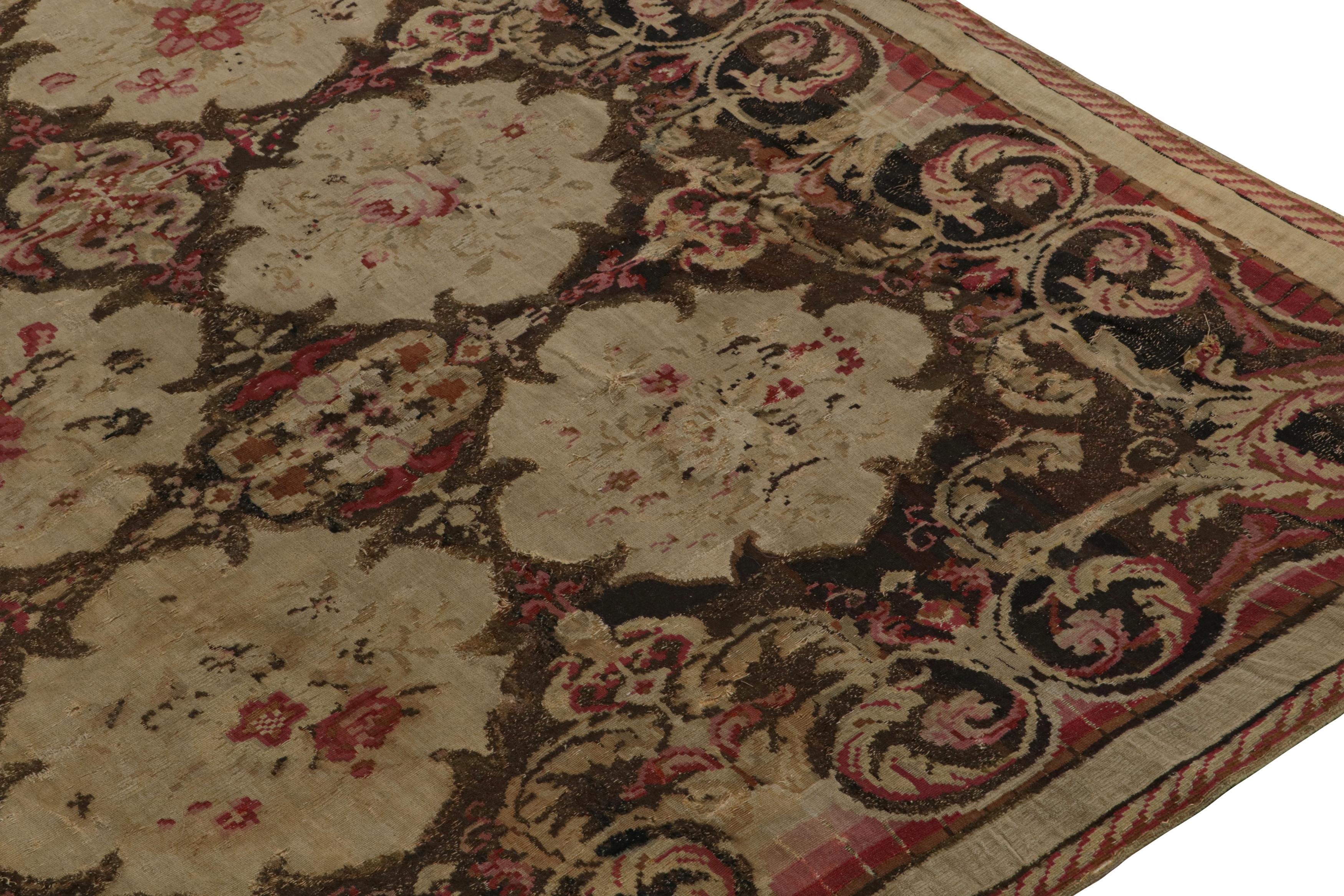 Tissé à la main Antique tapis Kilim de Bessarabie en Brown, avec motifs floraux, de Rug & Kilim en vente