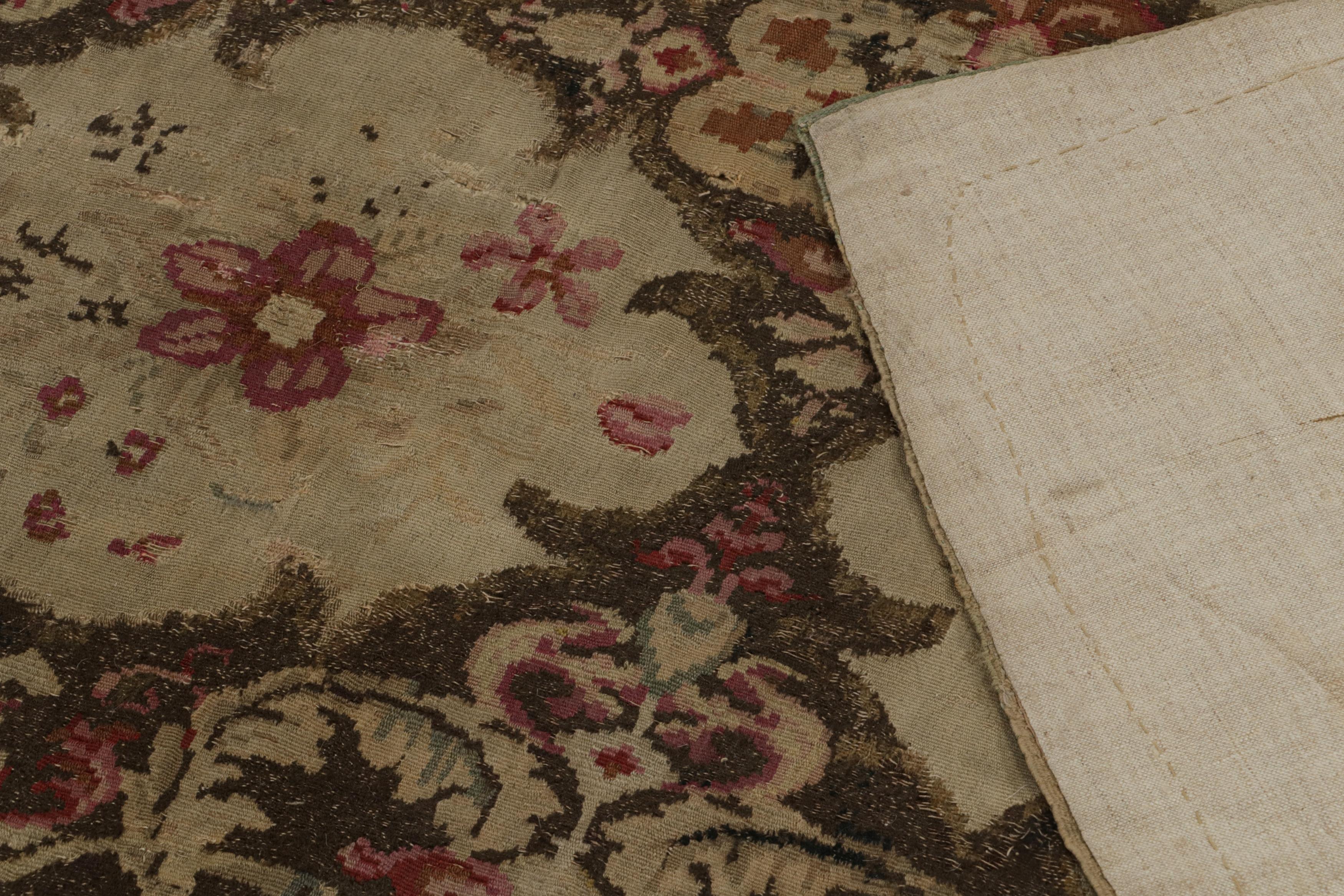 Milieu du XIXe siècle Antique tapis Kilim de Bessarabie en Brown, avec motifs floraux, de Rug & Kilim en vente