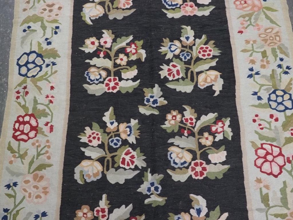 Kilim ancien de Bessarabie avec un design floral à grande échelle sur un fond noir
Fin du 19e siècle

Les kilims de Bessarabie sont originaires d'Europe de l'Est, d'une région qui correspond aujourd'hui à la Moldavie, au nord-ouest de la Roumanie et