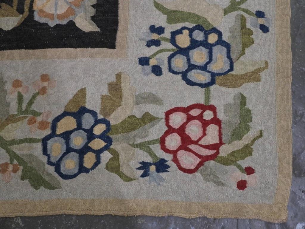 Kilim bessarabique ancien avec un motif floral à grande échelle, fin du 19ème siècle Excellent état - En vente à Moreton-In-Marsh, GB