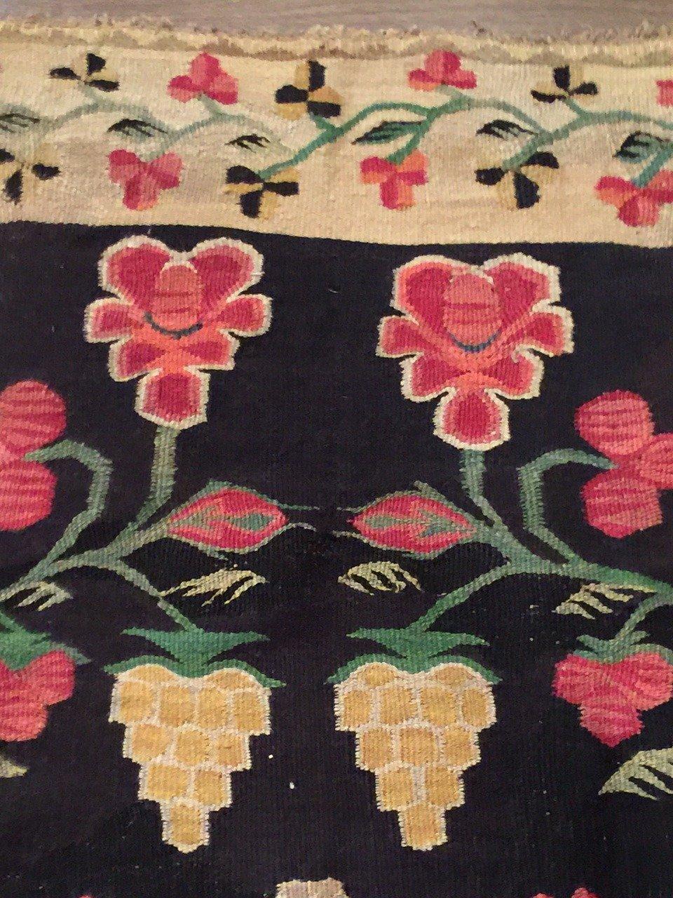 Antiker bessarabischer Teppich, CIRCA 1910, 4' x 6' (Handgewebt) im Angebot
