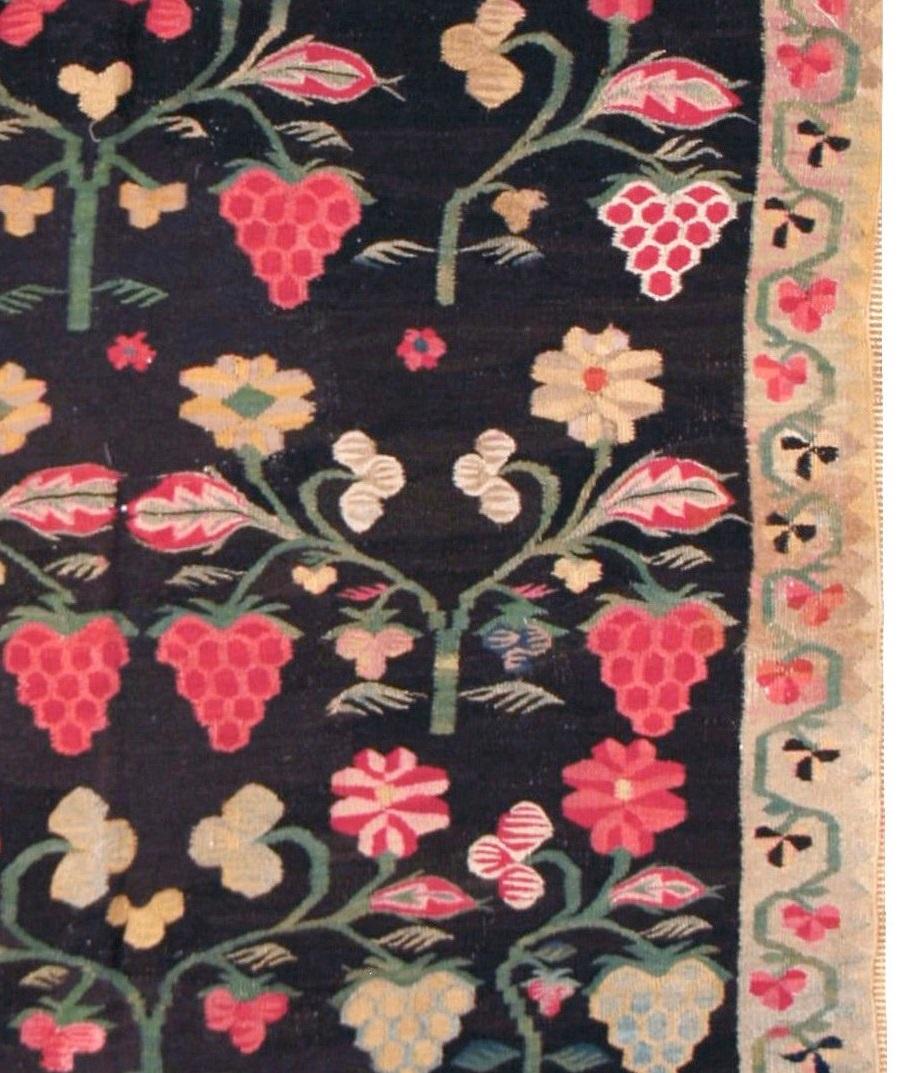 Antiker bessarabischer Teppich, CIRCA 1910, 4' x 6' im Zustand „Gut“ im Angebot in New York, NY