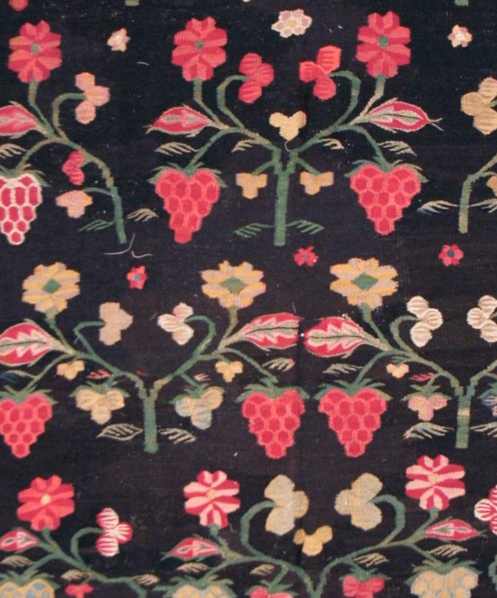 Antiker bessarabischer Teppich, CIRCA 1910, 4' x 6' (Wolle) im Angebot