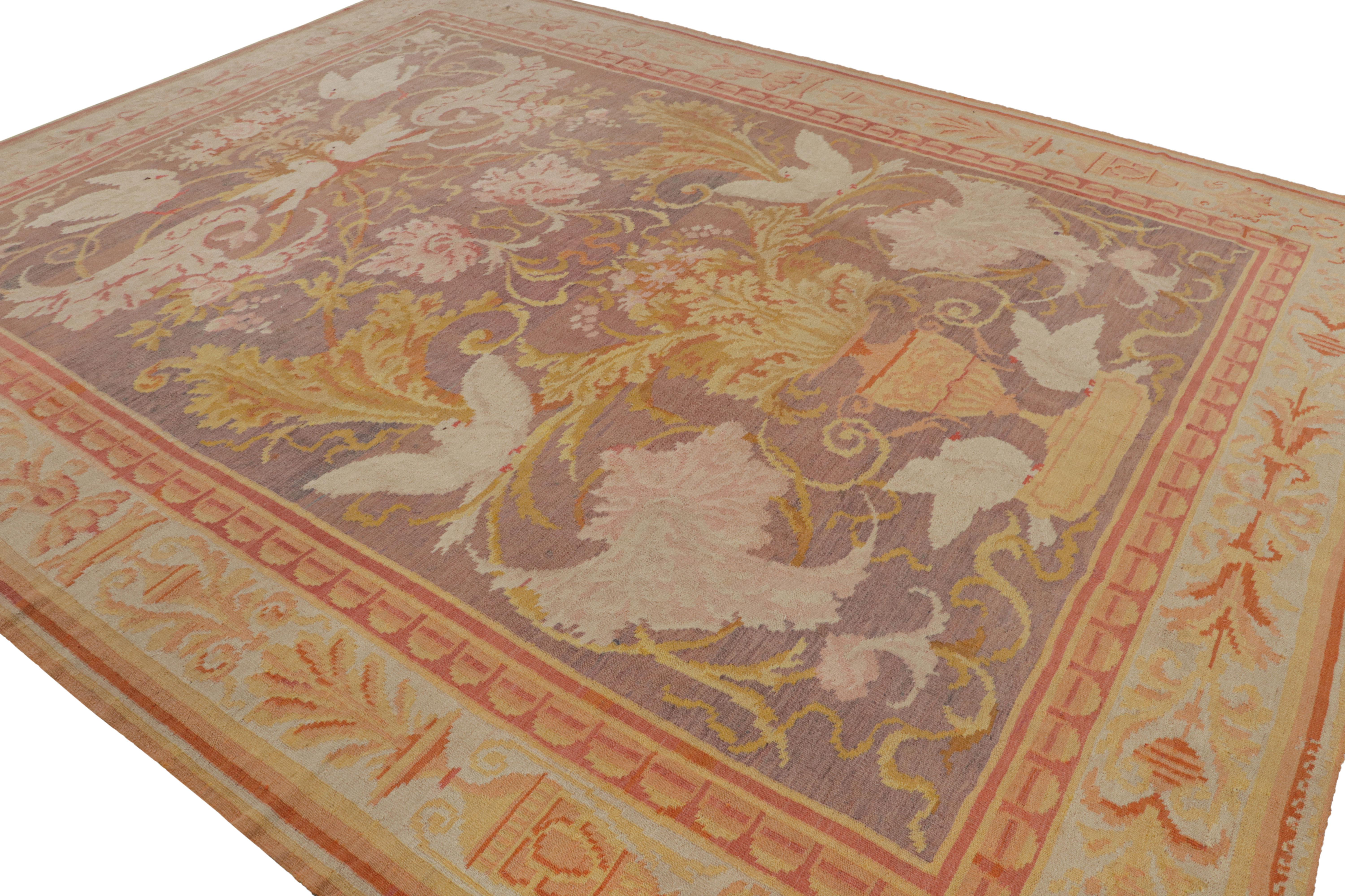 Handgeknüpft aus Wolle, ca. 1920-1930, zeigt dieser 11x14 große, seltene antike bessarabische Teppich ein violettes Feld und eine cremefarbene Bordüre, die elegante florale Muster und Bilder von Vögeln um eine Vase unterstreichen. 

Über das Design: