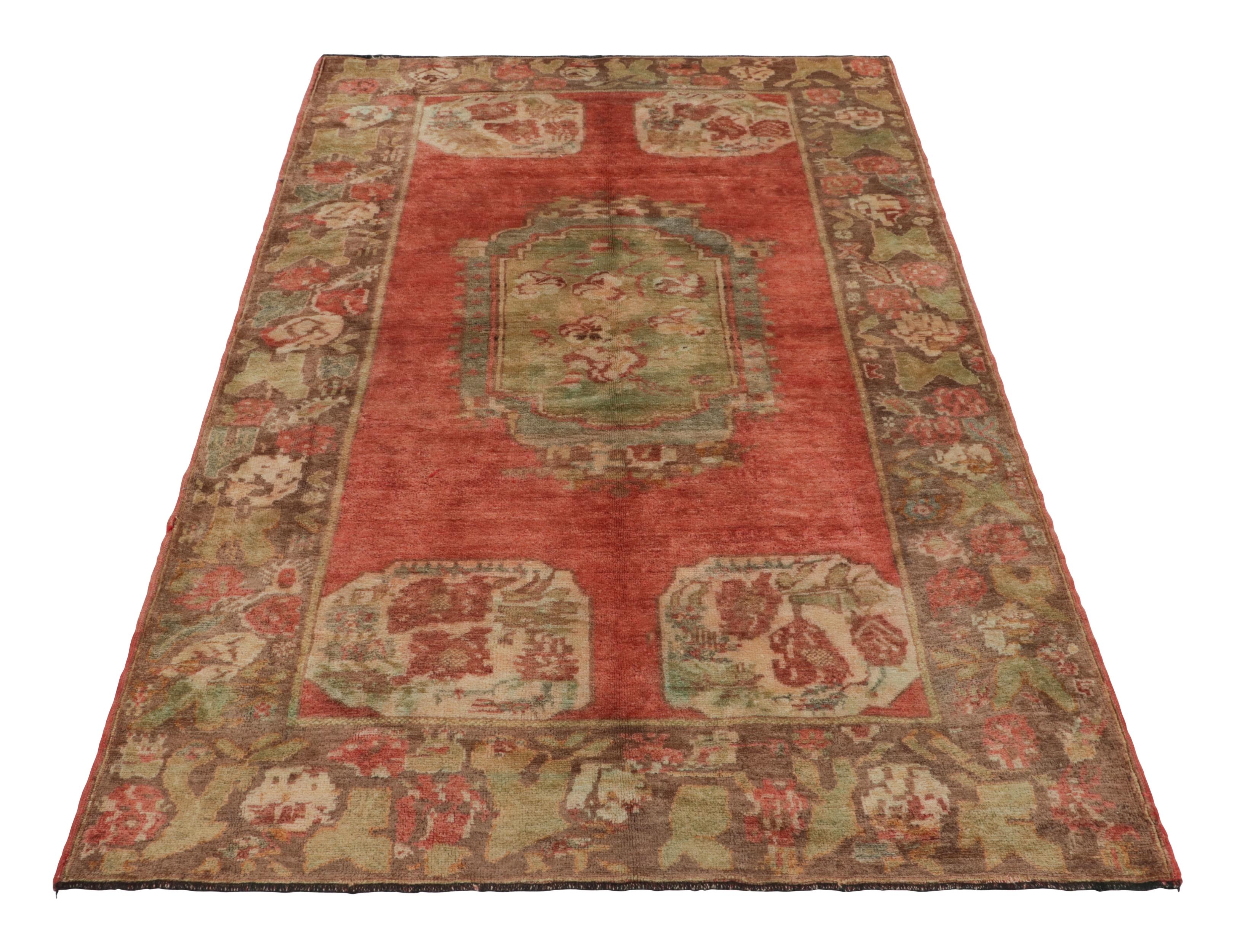 Antique Bessarabian Rug in Red and Green with Floral Medallion - Rug & Kilim In Good Condition For Sale In Long Island City, NY