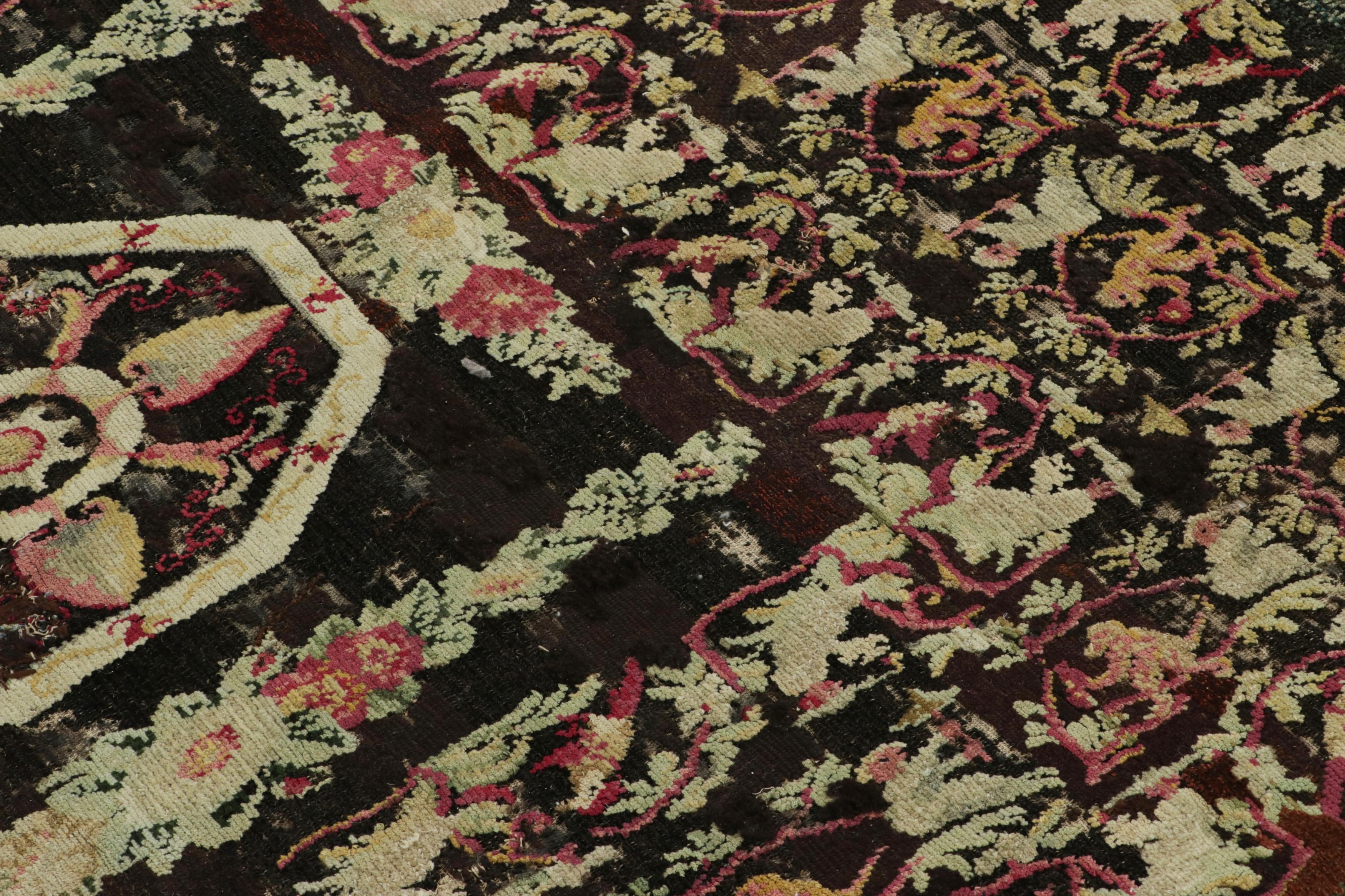 Questo antico tappeto bessarabiano 7x8 è un pezzo unico, ricco ed emozionante della collezione Rug & Kilim, un tesoro anche tra i fratelli più rari della sua provenienza, annodato a mano in lana e proveniente dalla Moldavia intorno al 1850-1860.