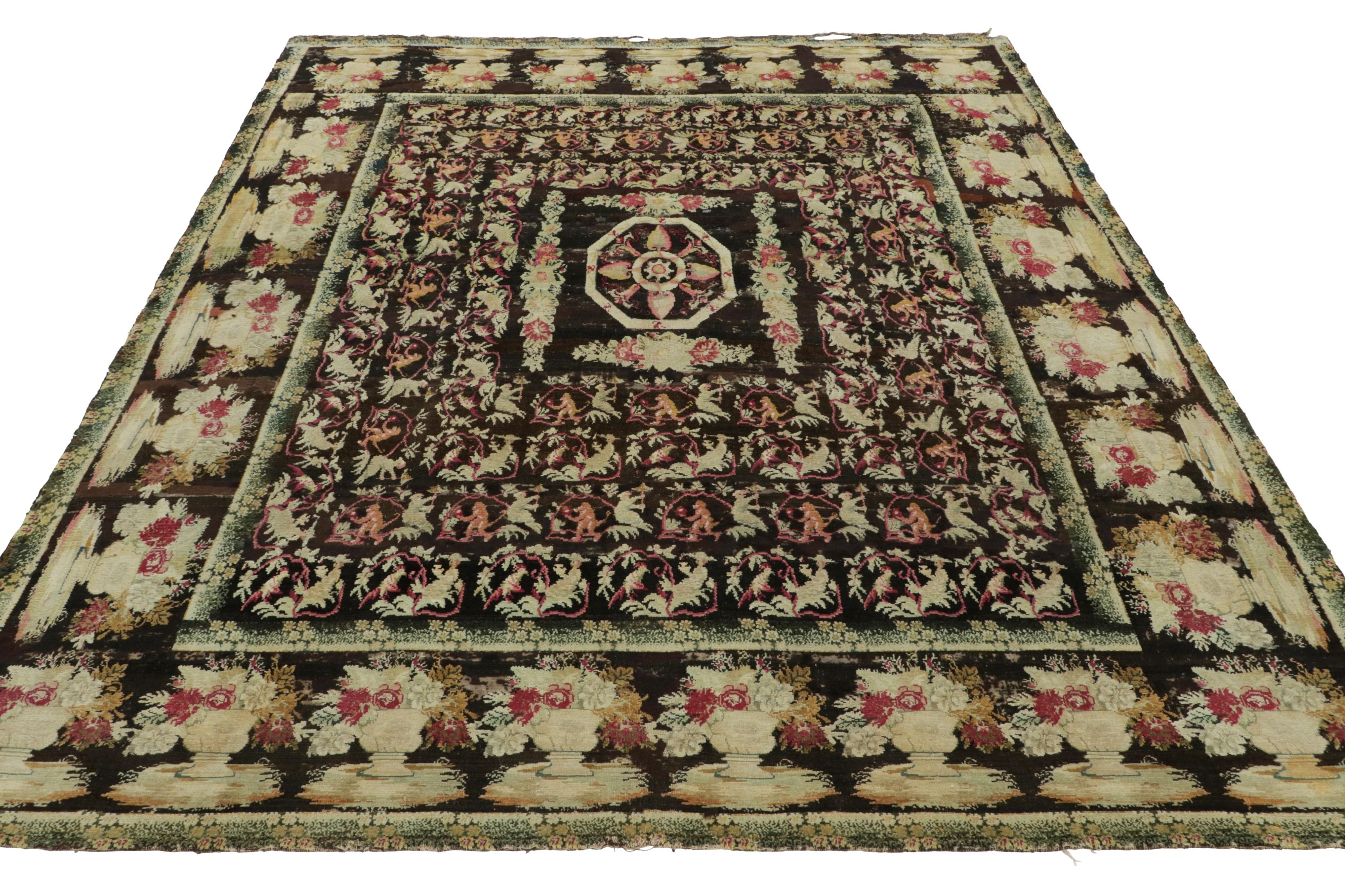 Tappeto antico Bessarabico, con scimmie e medaglione floreale - Rug & Kilim In condizioni buone in vendita a Long Island City, NY
