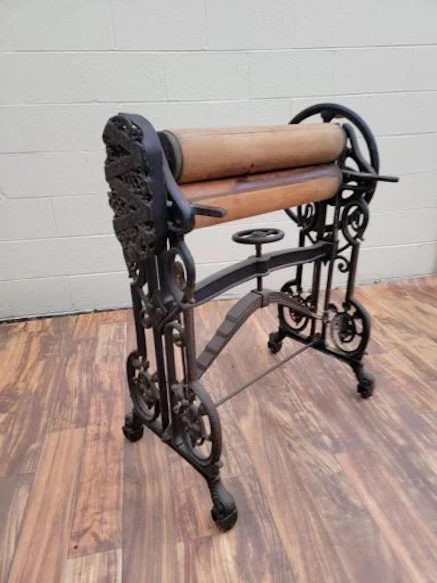 Antico Beste Deutsche Linen Press Machin 

Questa macchina del XIX secolo è realizzata in legno e ghisa nera decorata. Il ripiano in vetro a tre livelli è visibile da una cornice centrale anch'essa in filo di ferro industriale fabbricato su misura.