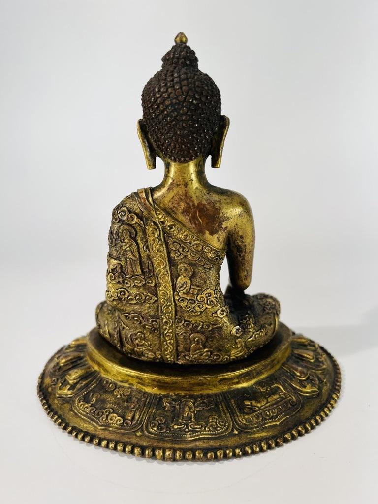 Antique Bhutanese bronze depicting Buddha with excellent chiseling. In Good Condition For Sale In Rio De Janeiro, RJ