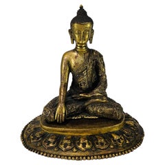 Antico bronzo bhutanese raffigurante Buddha con eccellente cesellatura.