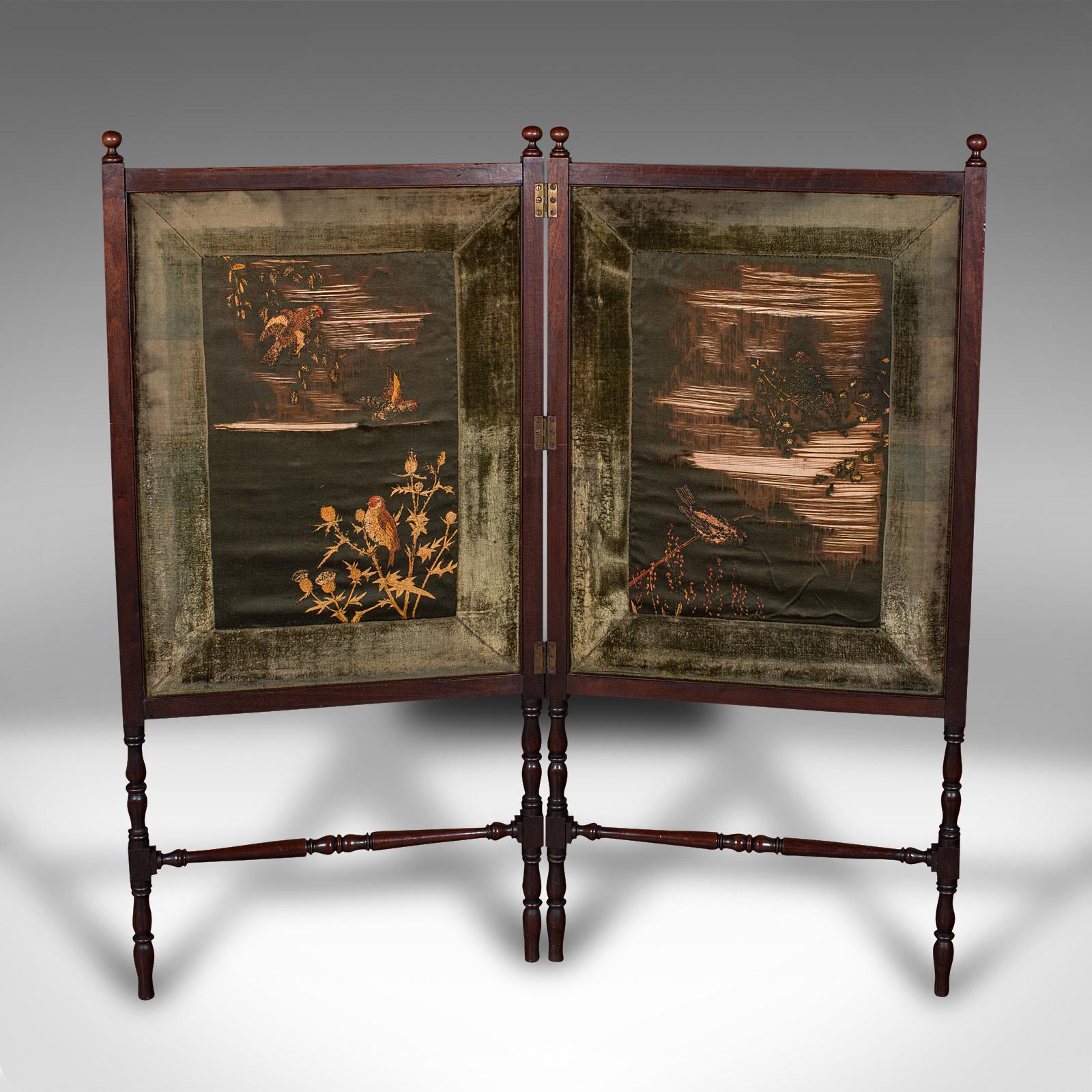 
Se trata de un biombo decorativo antiguo. Separador inglés de dos paneles, de nogal y seda, de la época victoriana, hacia 1850.

Deliciosa artesanía de principios de la época victoriana con un aspecto encantador
Muestra una deseable pátina