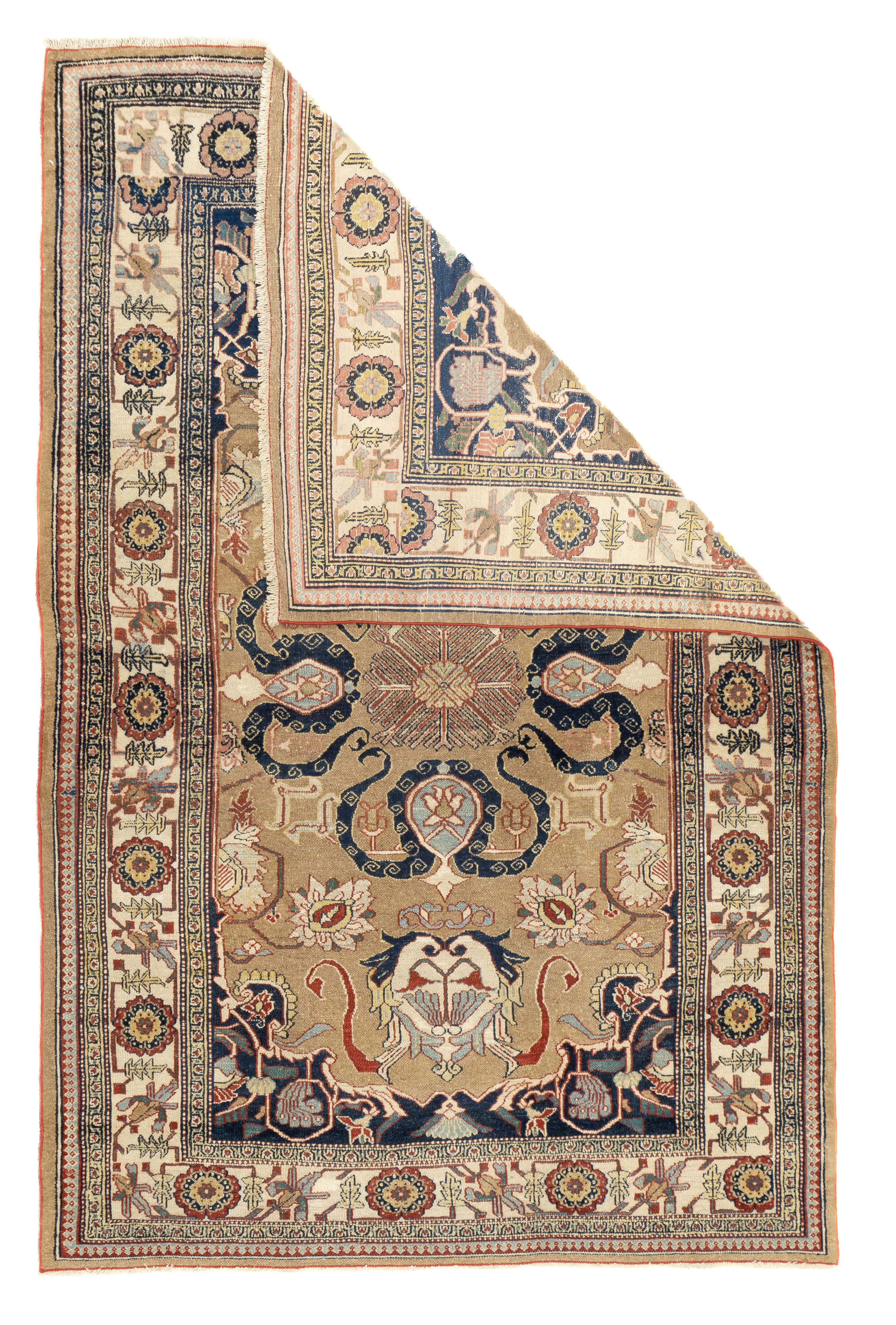 Antiker Bibikabad-Teppich 4'2'' x 6'5''. Ein scheinbar einzigartiger Streuartikel aus einem berühmten Dorf im Webereigebiet von Hamadan, mit einem Feld aus Buff, das vier ganz kräftige marinefarbene Wolkenbänder aufweist. Geflügelte und regelmäßige