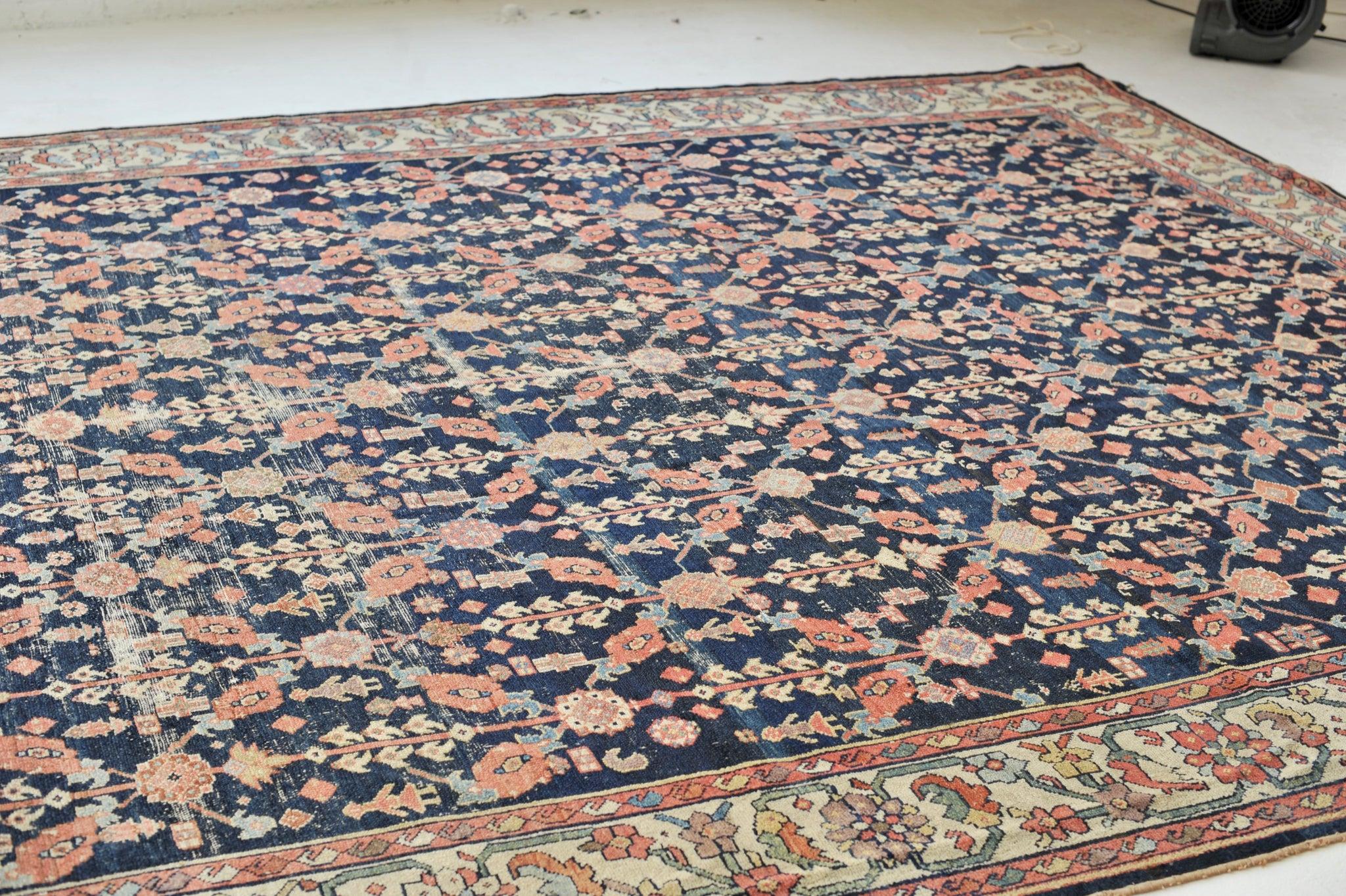 Noué à la main Tapis Bibikibad ancien en motif treillis en vente