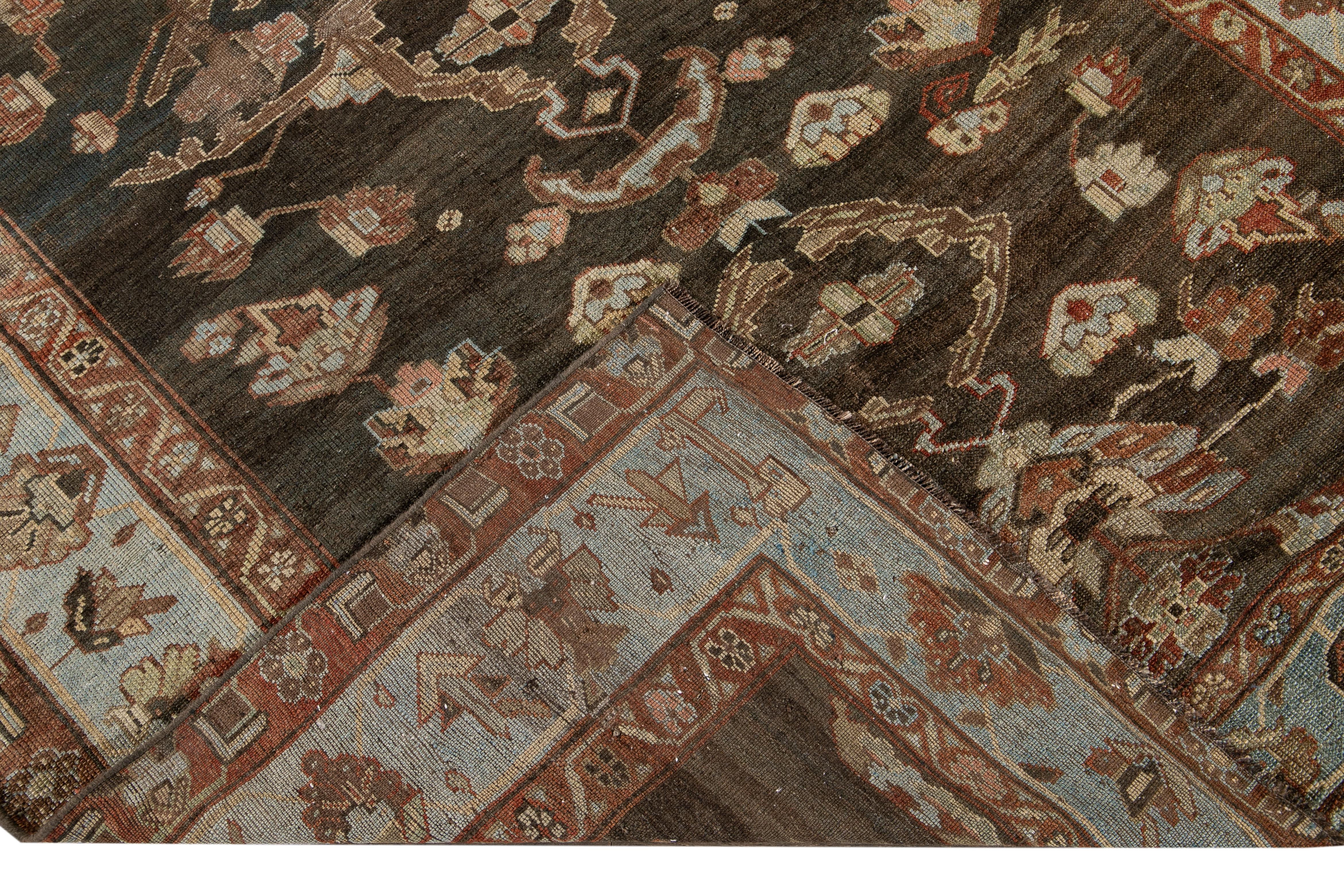 Wunderschöner antiker Bidjar-Teppich aus handgeknüpfter Wolle mit braunem Feld. Dieser Bidjar-Teppich hat einen hellblauen Rahmen mit braunen, beigen und rostfarbenen Akzenten in einem prächtigen floralen All-Over-Medaillon-Design.

Dieser Teppich