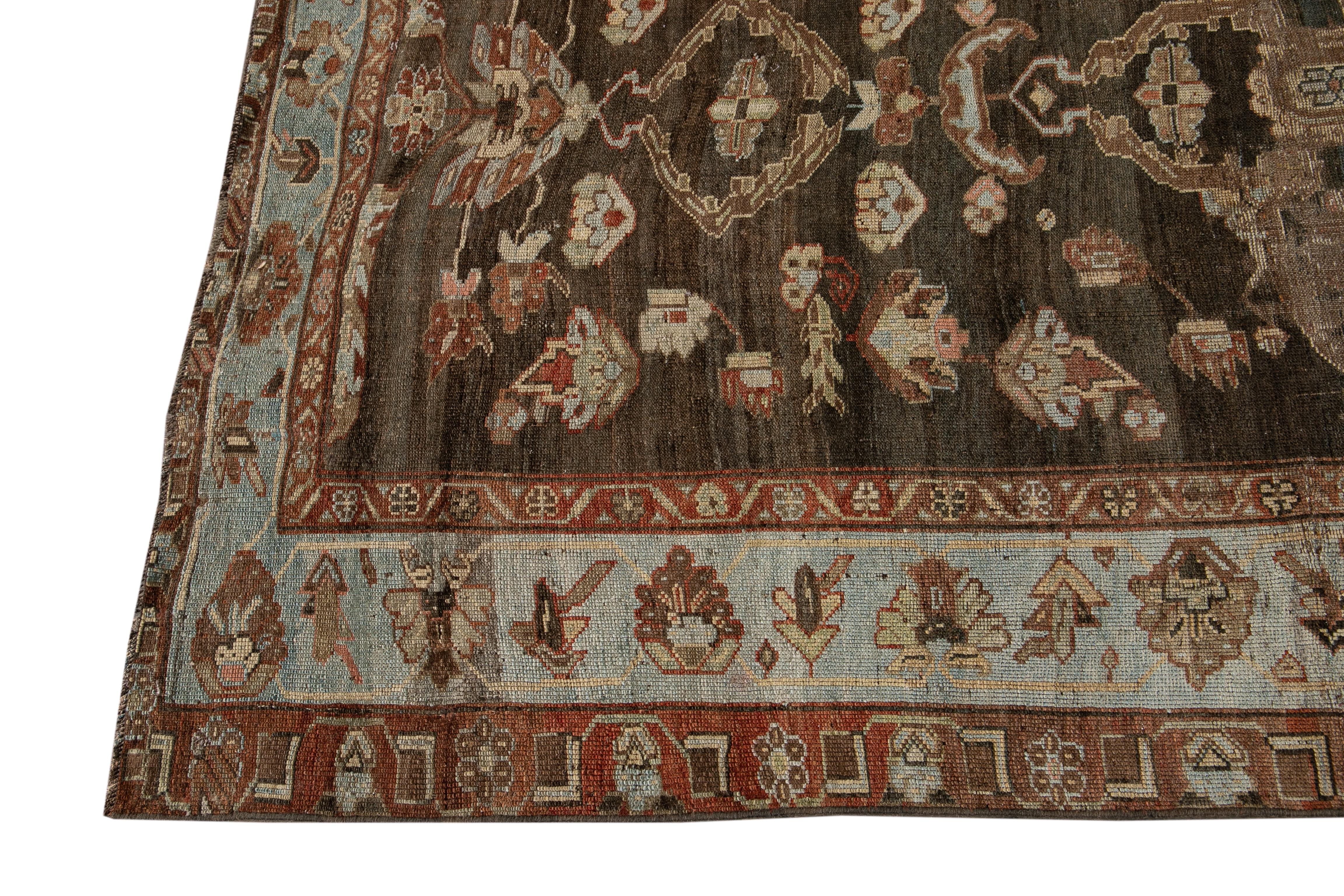 Antiker Bidjar Brauner handgefertigter Medaillon-Läufer aus geblümter Wolle (Asiatisch) im Angebot