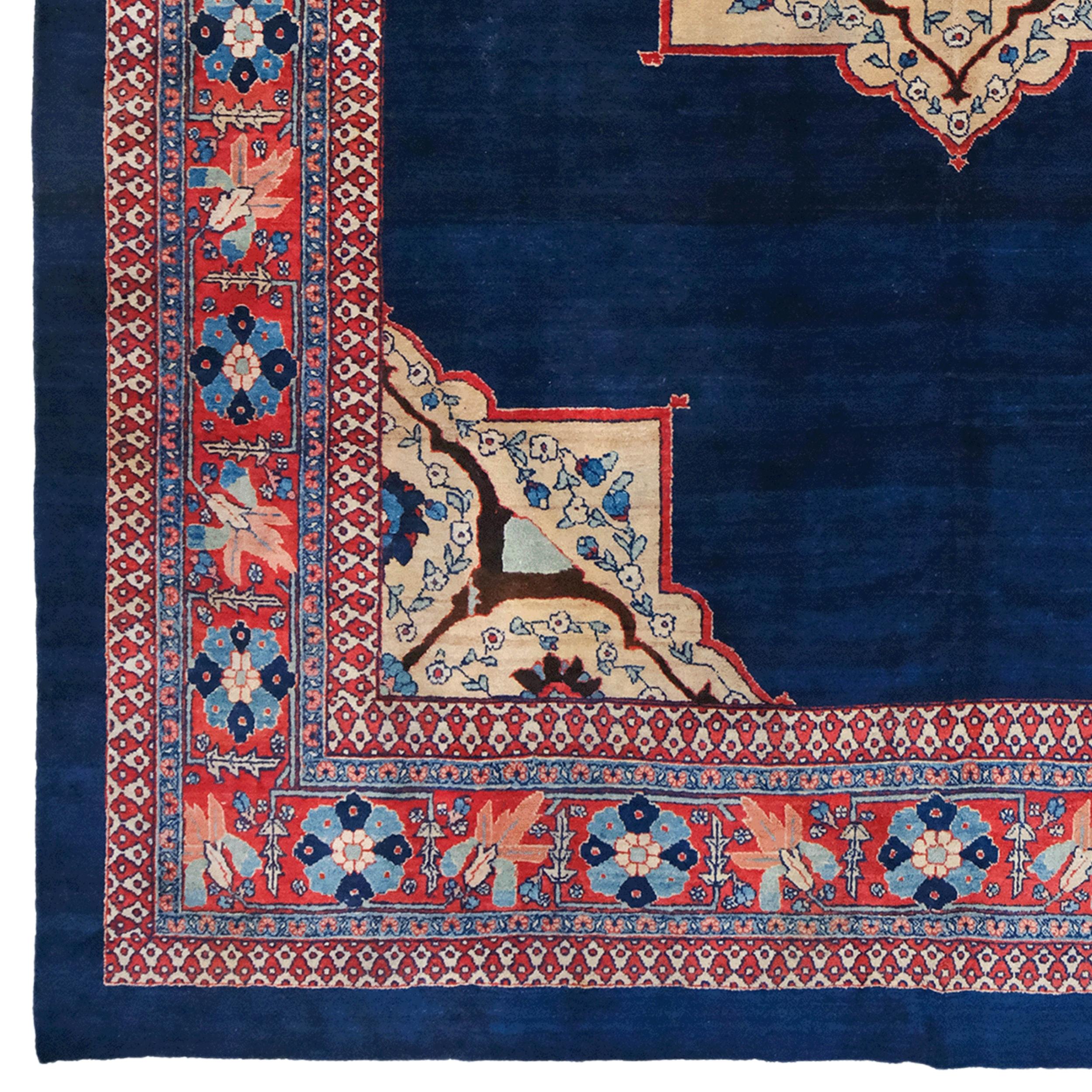 Ce tapis Bidjar unique est une antiquité originale de la fin du 19e siècle. Son fond bleu foncé est décoré de motifs complexes et symétriques. Des motifs floraux et géométriques dans les tons crème et rouge soulignent l'élégance et la valeur
