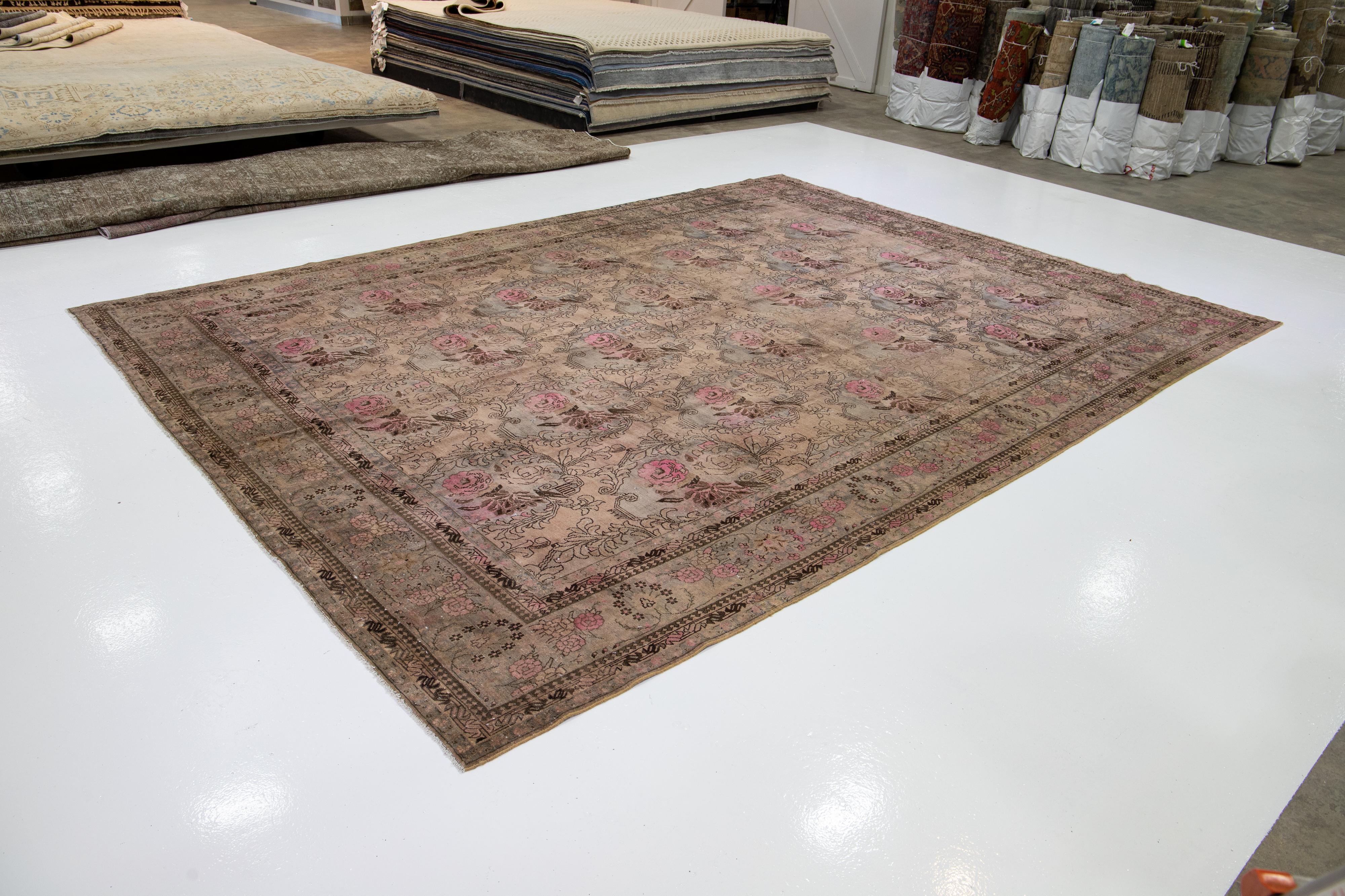 Antiker Bidjar Handgefertigter Wollteppich mit floralem Muster in Brown (Persisch) im Angebot