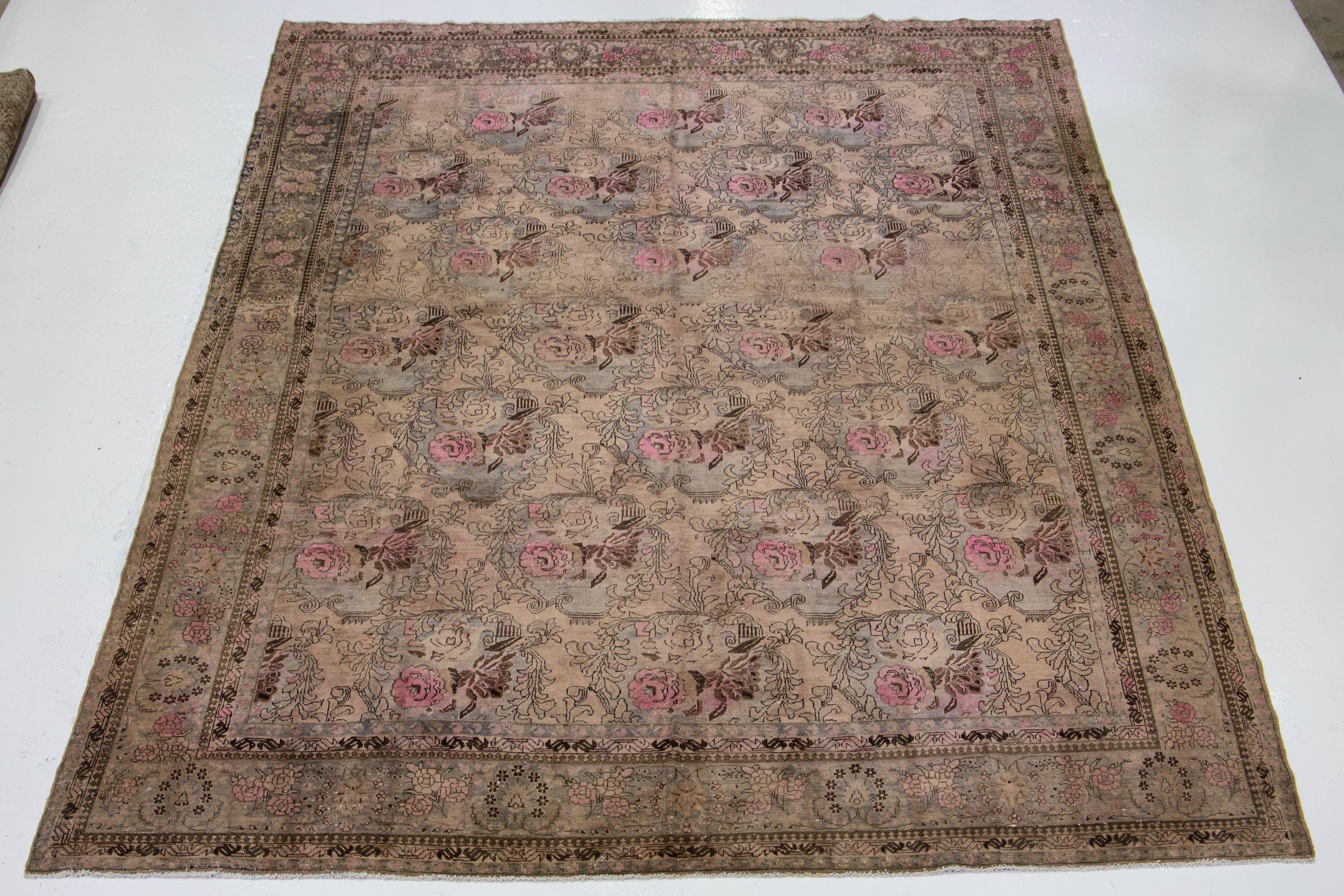 Antiker Bidjar Handgefertigter Wollteppich mit floralem Muster in Brown im Angebot 1